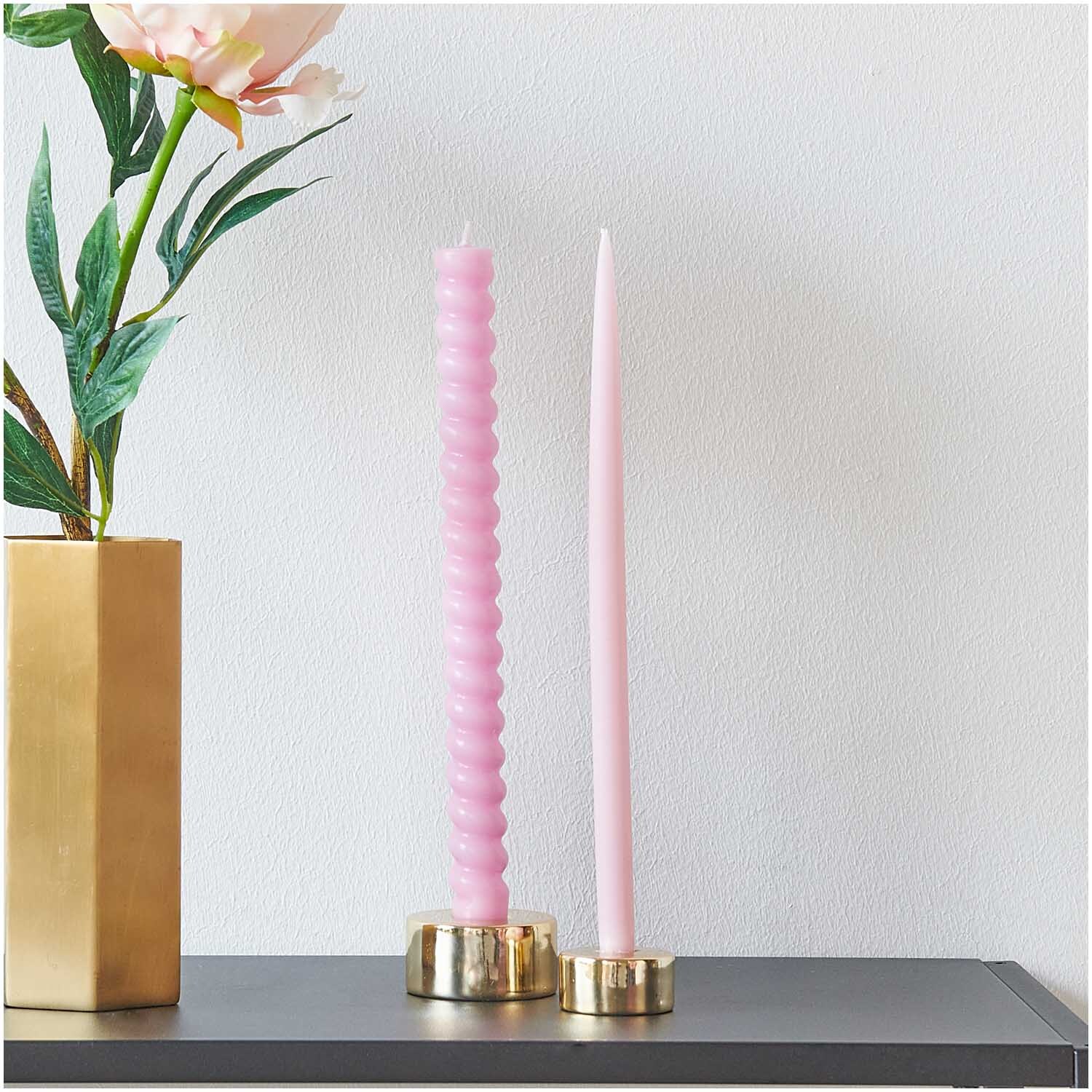 Keramikkerzenhalter 6x3cm in Gold von Rico Design, präsentiert mit rosa Kerzen auf einem Regal.