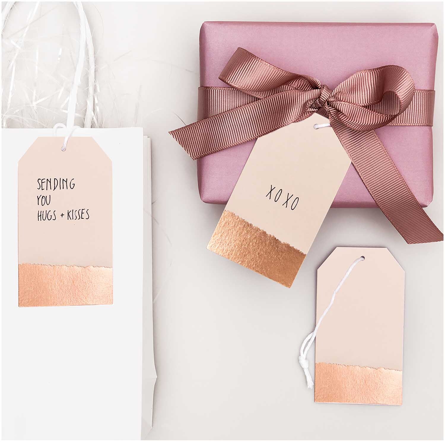 Paper Poetry Papieranhänger 4,5x8cm 24 Stück Farbe Weiß-Roségold von Rico Design Paper Poetry Papieranhänger 4,5x8cm, 24 Stück, in Weiß-Roségold, dekorieren Geschenke stilvoll.