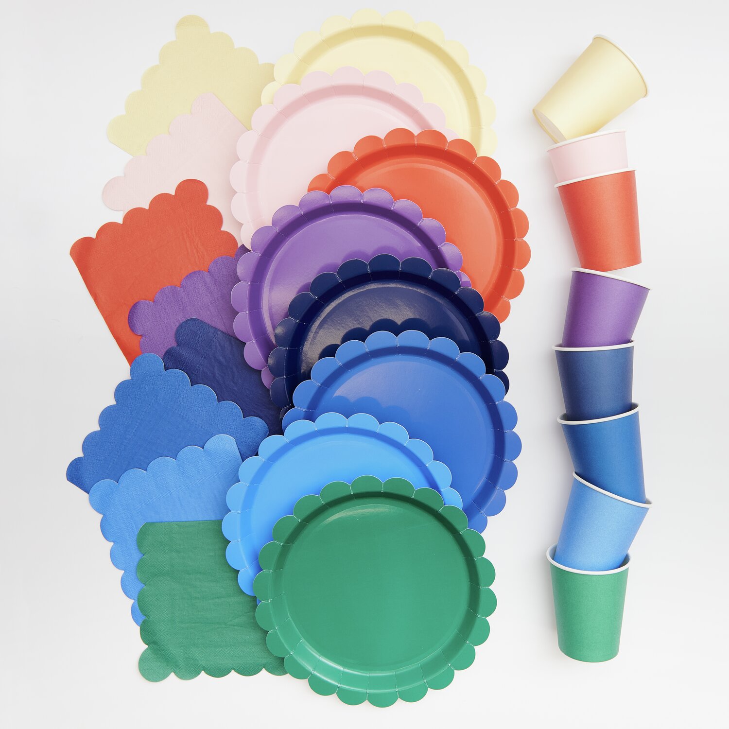 Pappteller Magic Rainbow 23cm 8 Stück von Rico Design Pappteller Magic Rainbow: Bunte Pappteller von Rico Design in verschiedenen Farben, ideal für Partys.