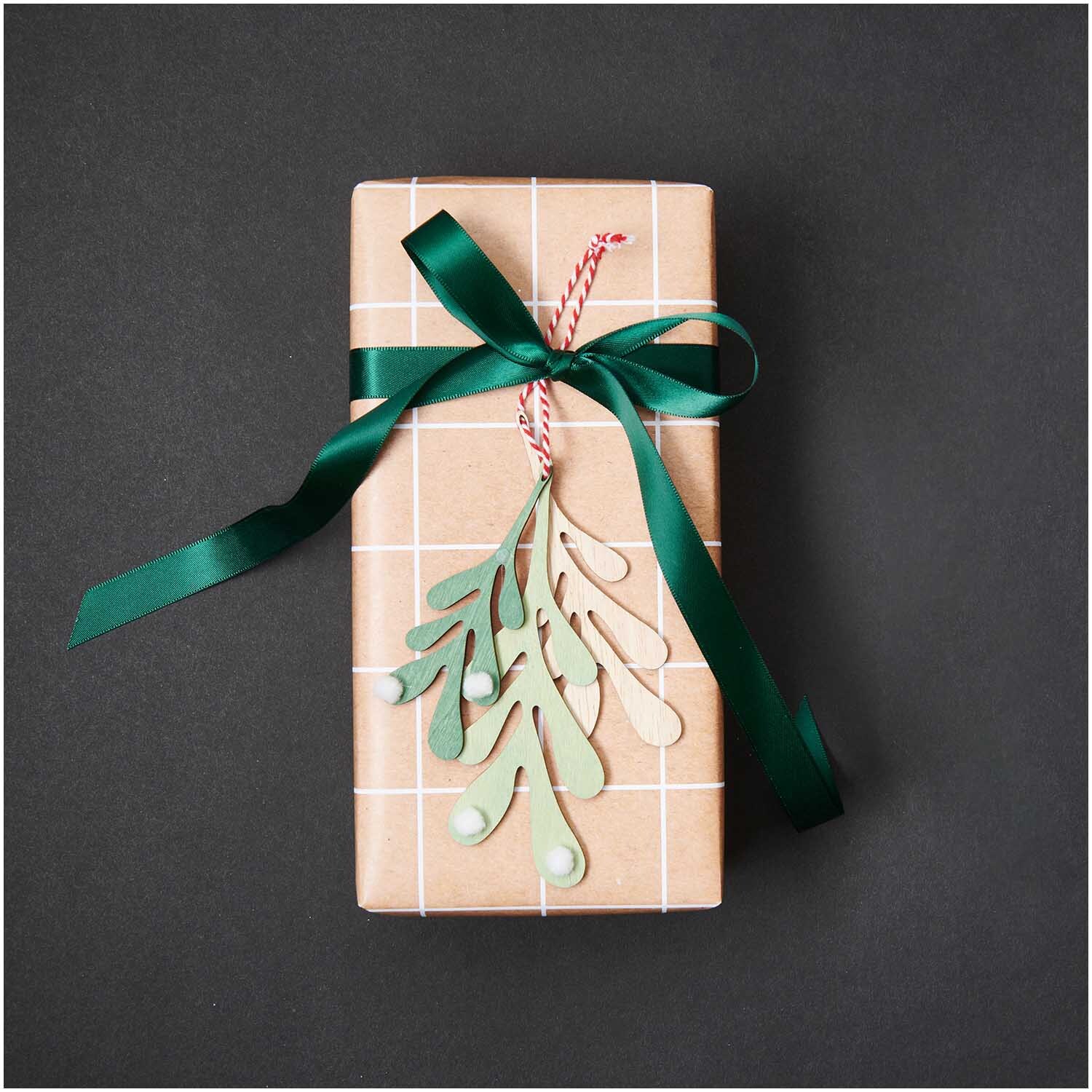 Holzhänger Blätter mit Pompons grün 13,5x5cm von Rico Design Holzhänger Blätter mit Pompons an einem Geschenk mit grünem Band, dekoriert von Rico Design.