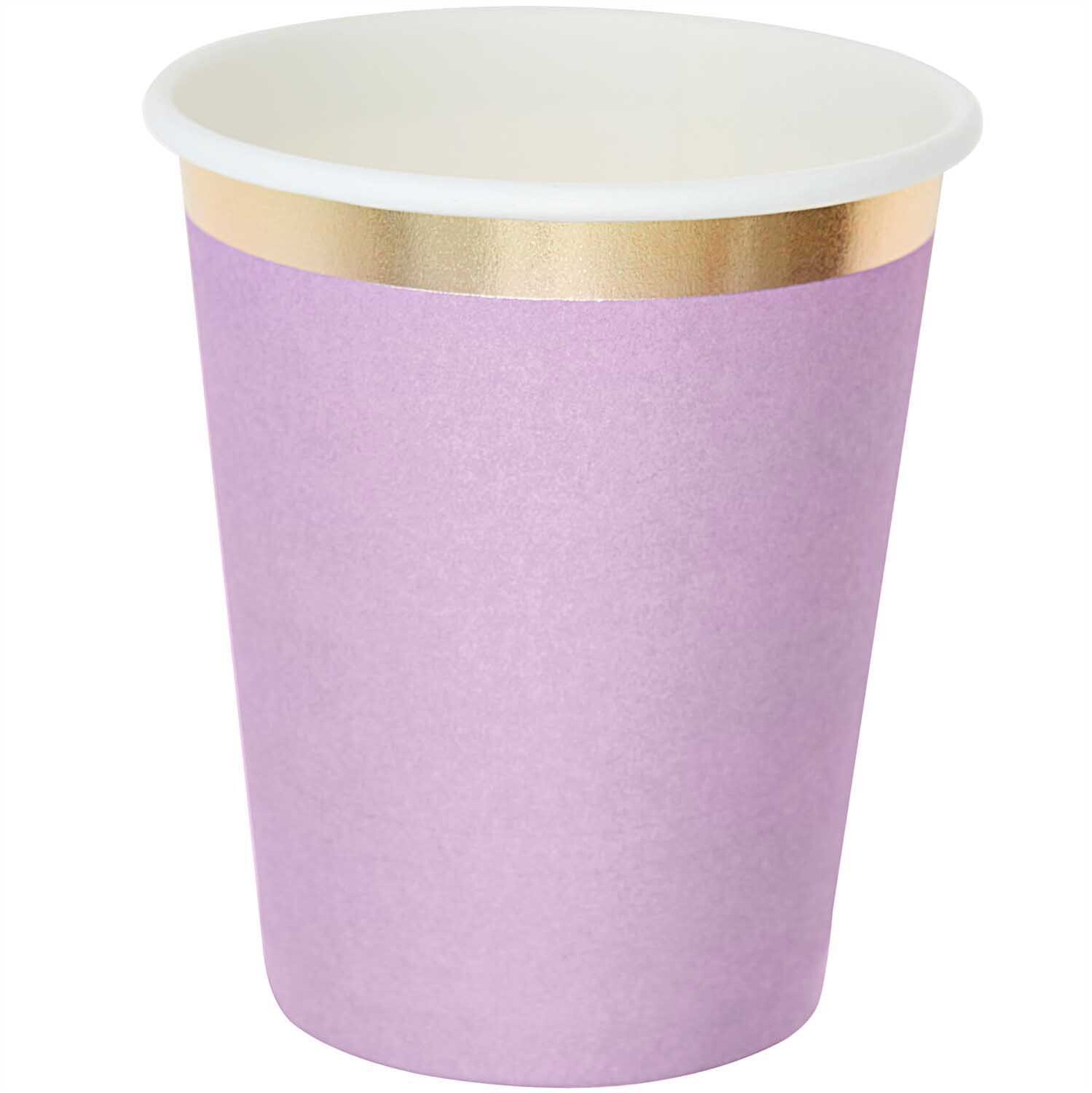 Pappbecher flieder-gold 250ml 10 Stück von Rico Design, mit elegantem goldenen Rand auf fliederfarbenem Hintergrund.