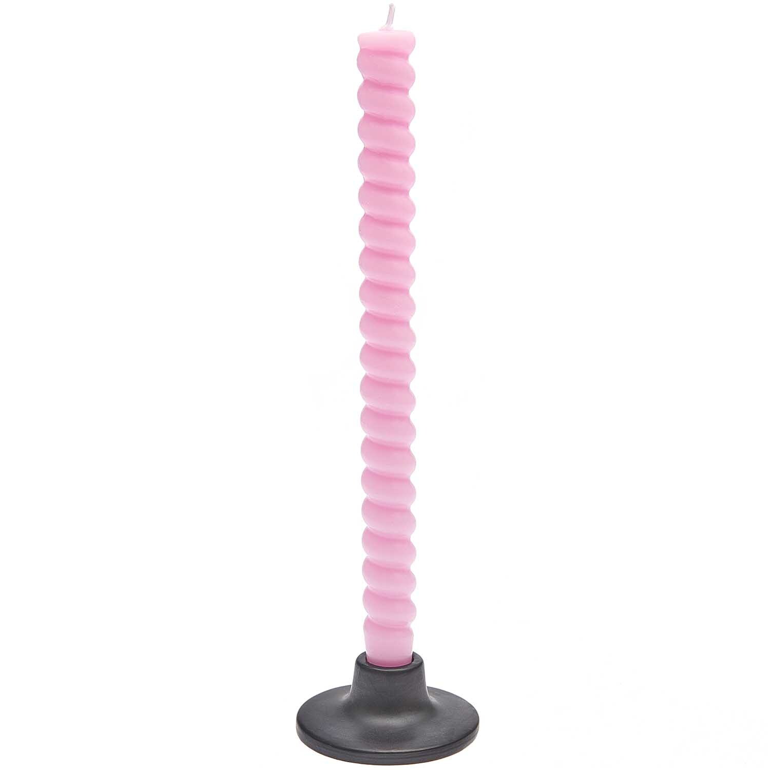Spiralkerze 2,4x28cm in zartem Rosa, elegant gedreht, auf schwarzem Kerzenhalter von Rico Design.