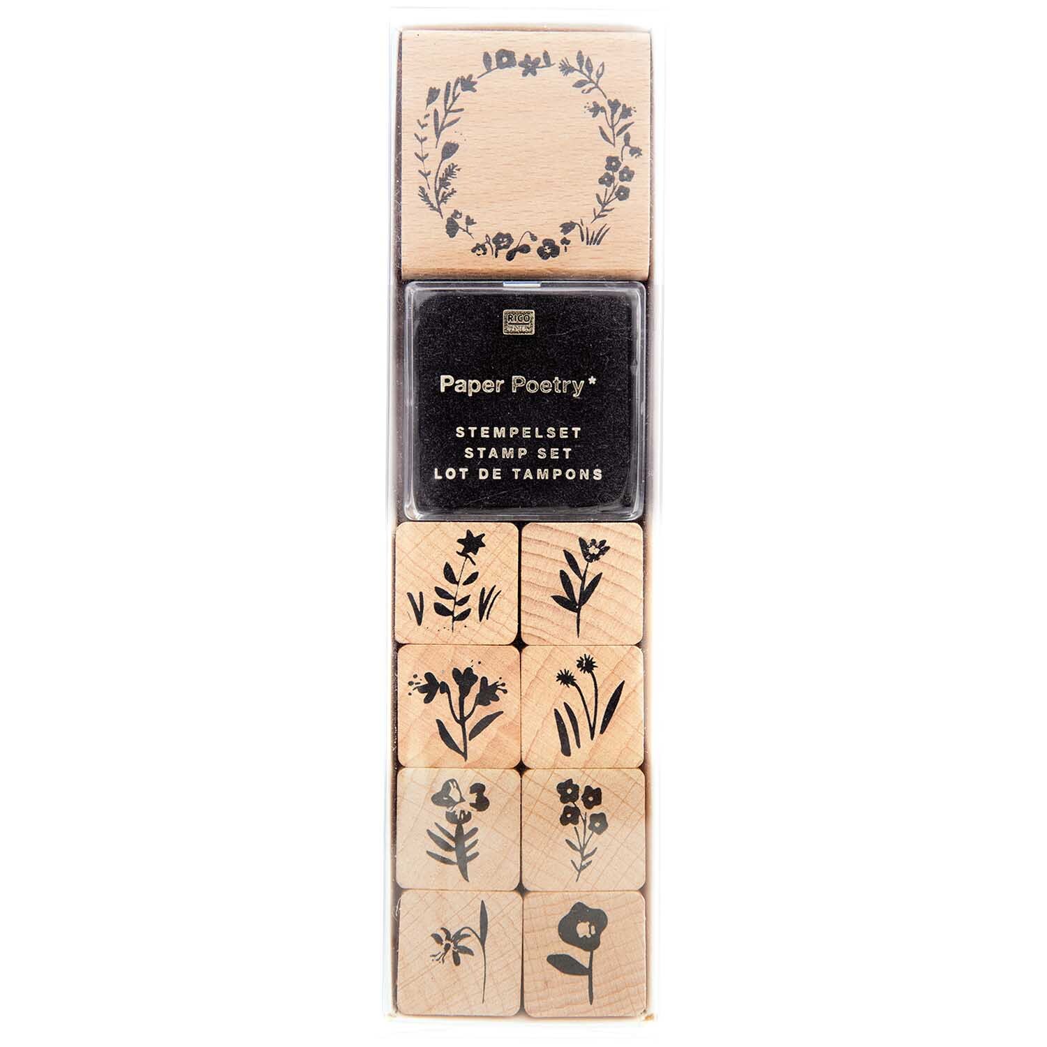 Paper Poetry Stempelset Blumenkranz: 10-teiliges Set von Rico Design mit floralen Motiven auf Holzstempeln. Ideal für kreative Bastelprojekte.