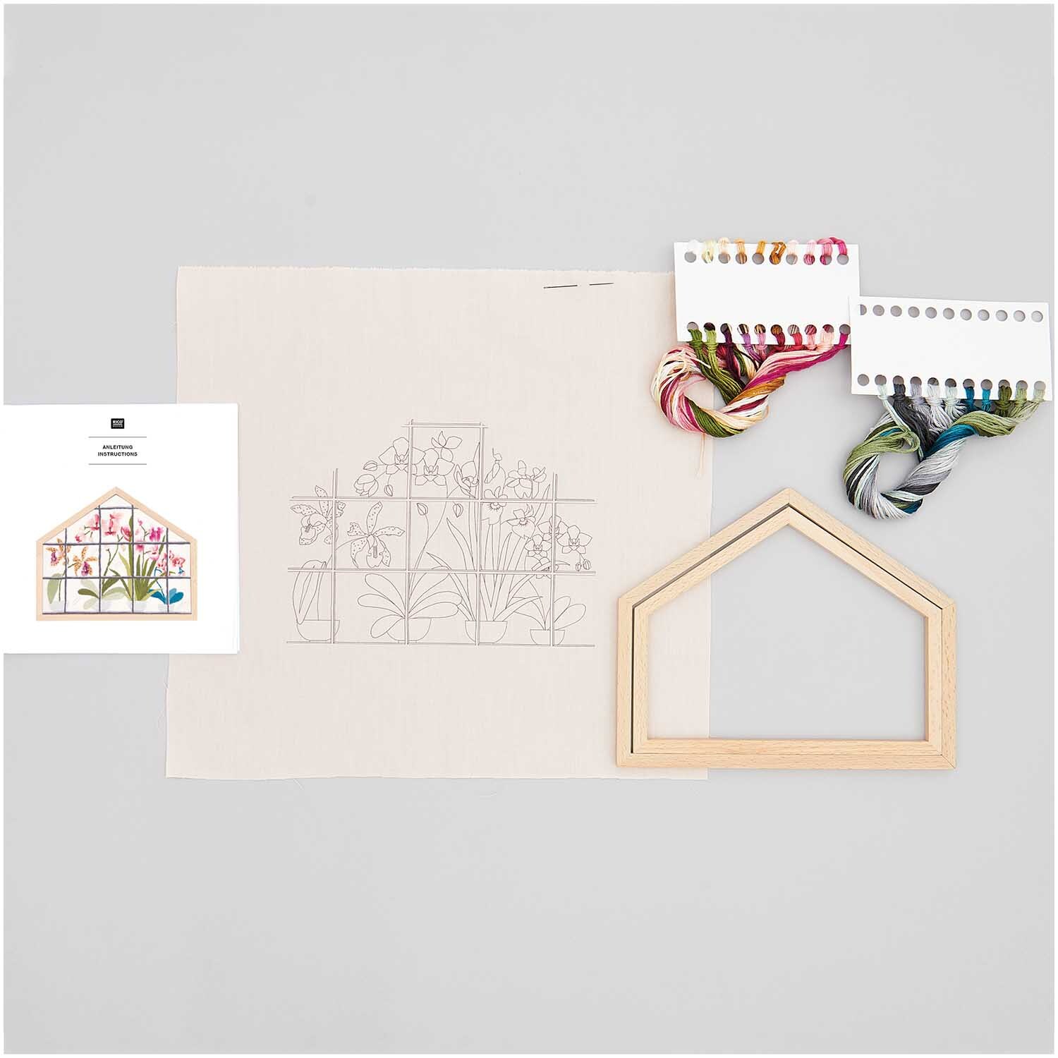 Stickpackung Orchideen klein vorgezeichnet zeigt ein Set mit Garn, Holzrahmen und Vorlage von Rico Design. Ideal für kreative Stickprojekte.