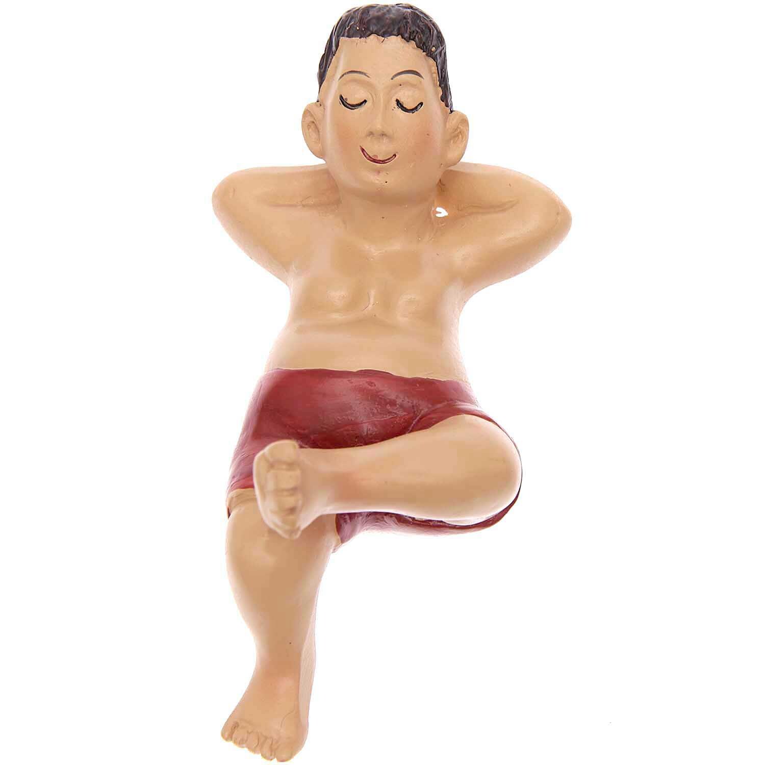 Deko-Figur Urlauber 8x5cm von Rico Design: Entspannter Urlauber in roter Badehose, lächelnd mit verschränkten Armen hinter dem Kopf.