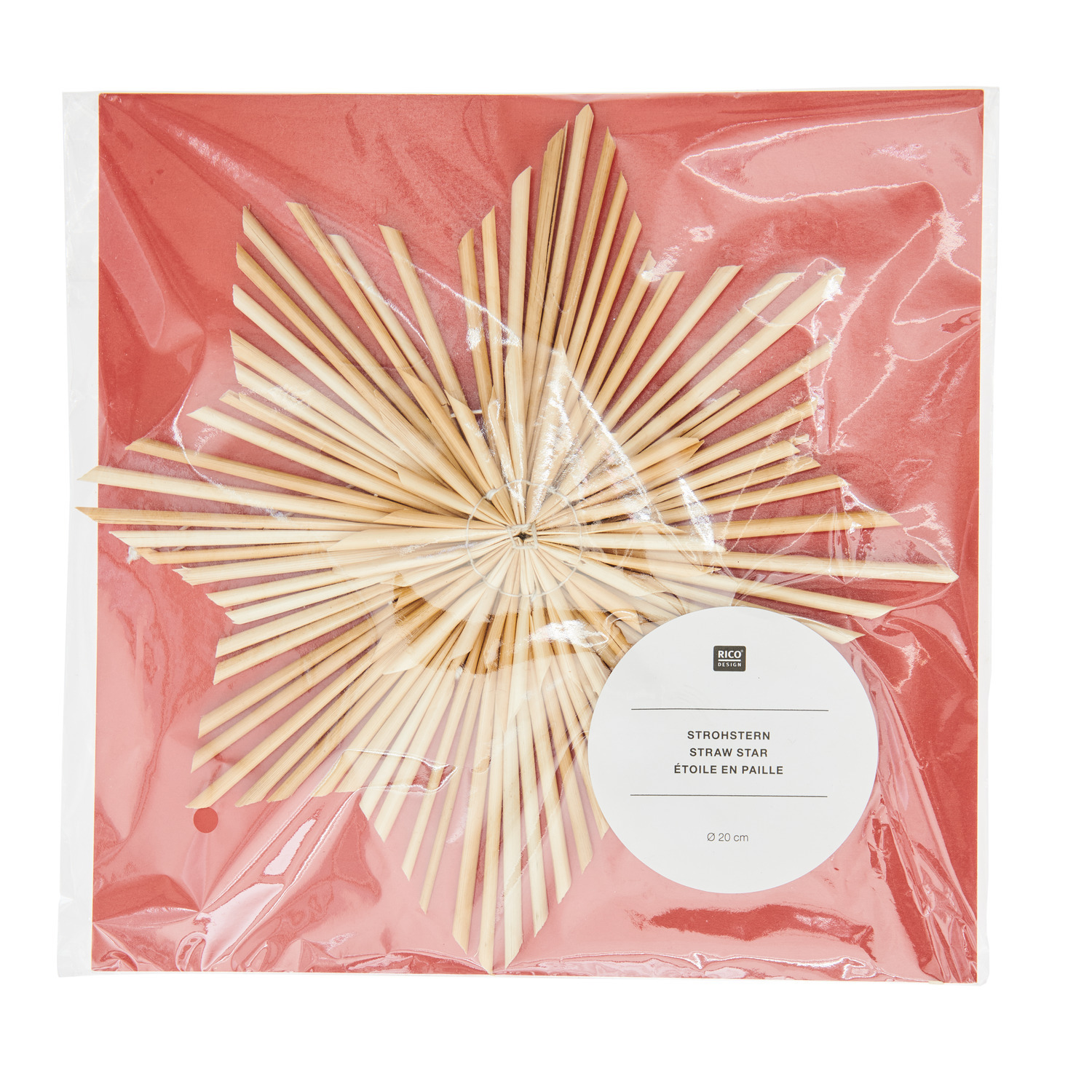 Put a Bow on It Strohstern Ø20cm von Rico Design Put a Bow on It Strohstern von Rico Design, Ø20cm, auf rotem Hintergrund in transparenter Verpackung.