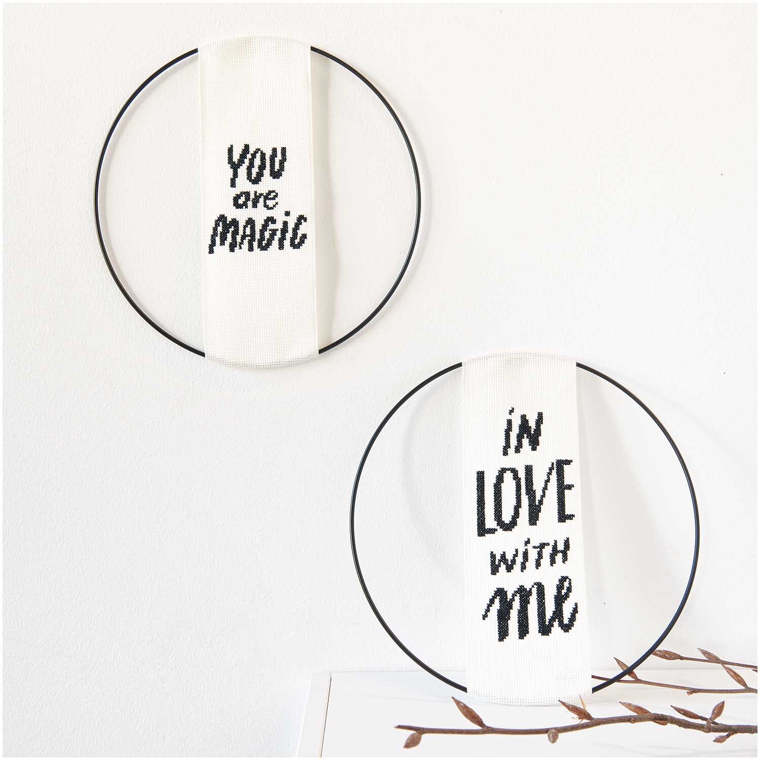 Stickpackung Band In Love With Me: Zwei Stickrahmen mit inspirierenden Botschaften in Schwarz auf Weiß.