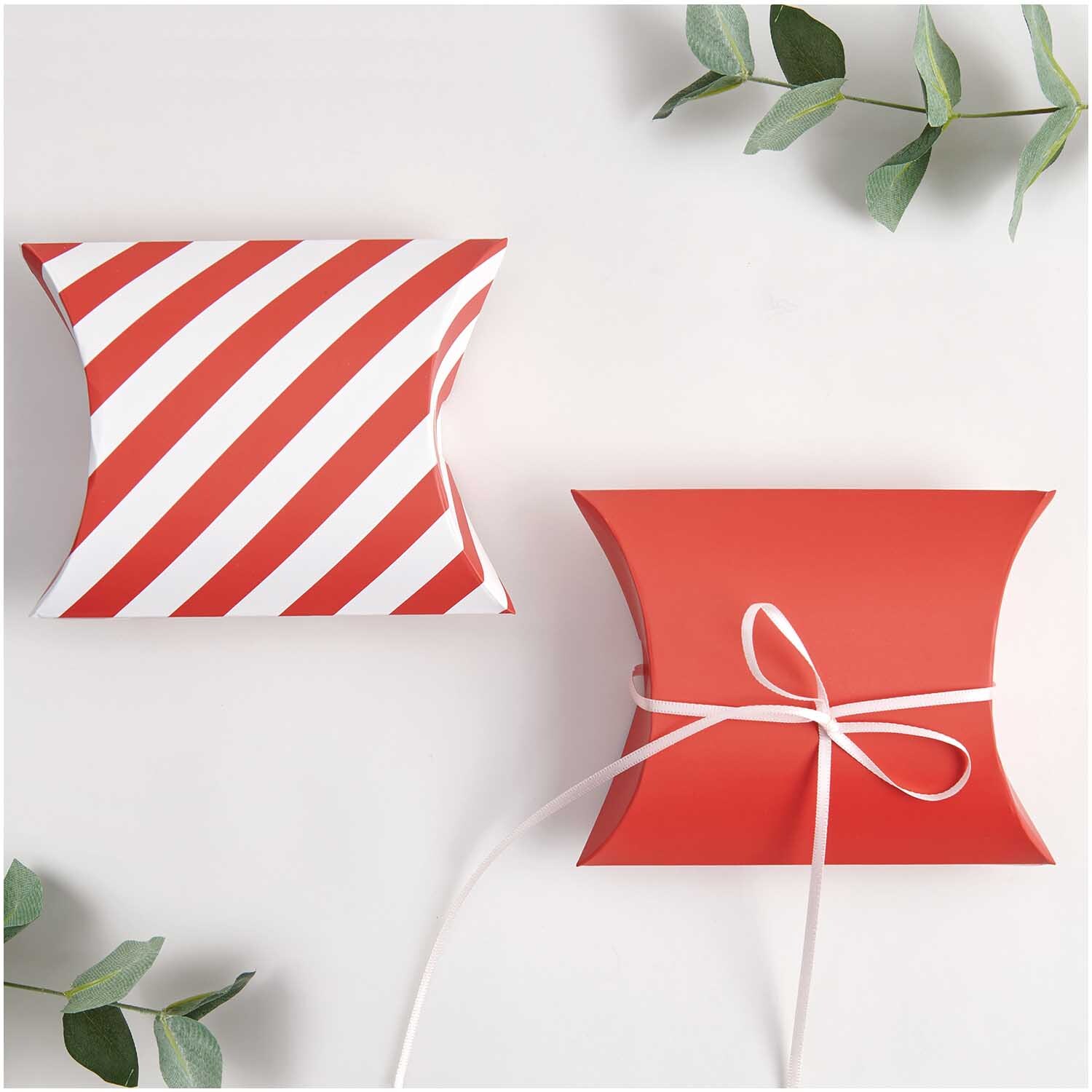 Paper Poetry Geschenkschachteln in Rot-Weiß, dekorativ mit Schleife, von Rico Design, auf hellem Hintergrund.