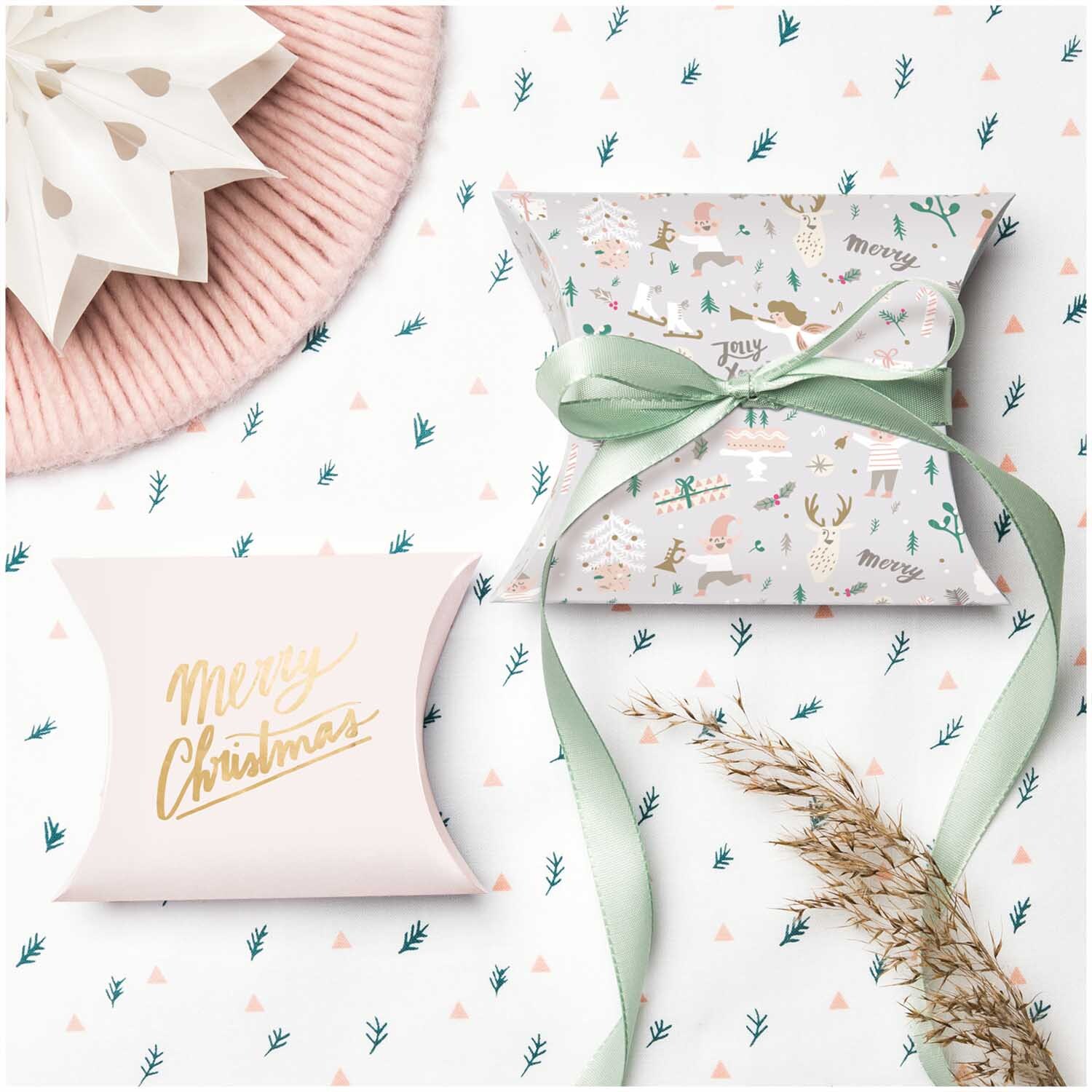 Paper Poetry Geschenkschachteln Jolly Christmas Pastell, dekoriert mit festlichen Motiven und Schleifen, ideal für stilvolle Weihnachtsgeschenke.
