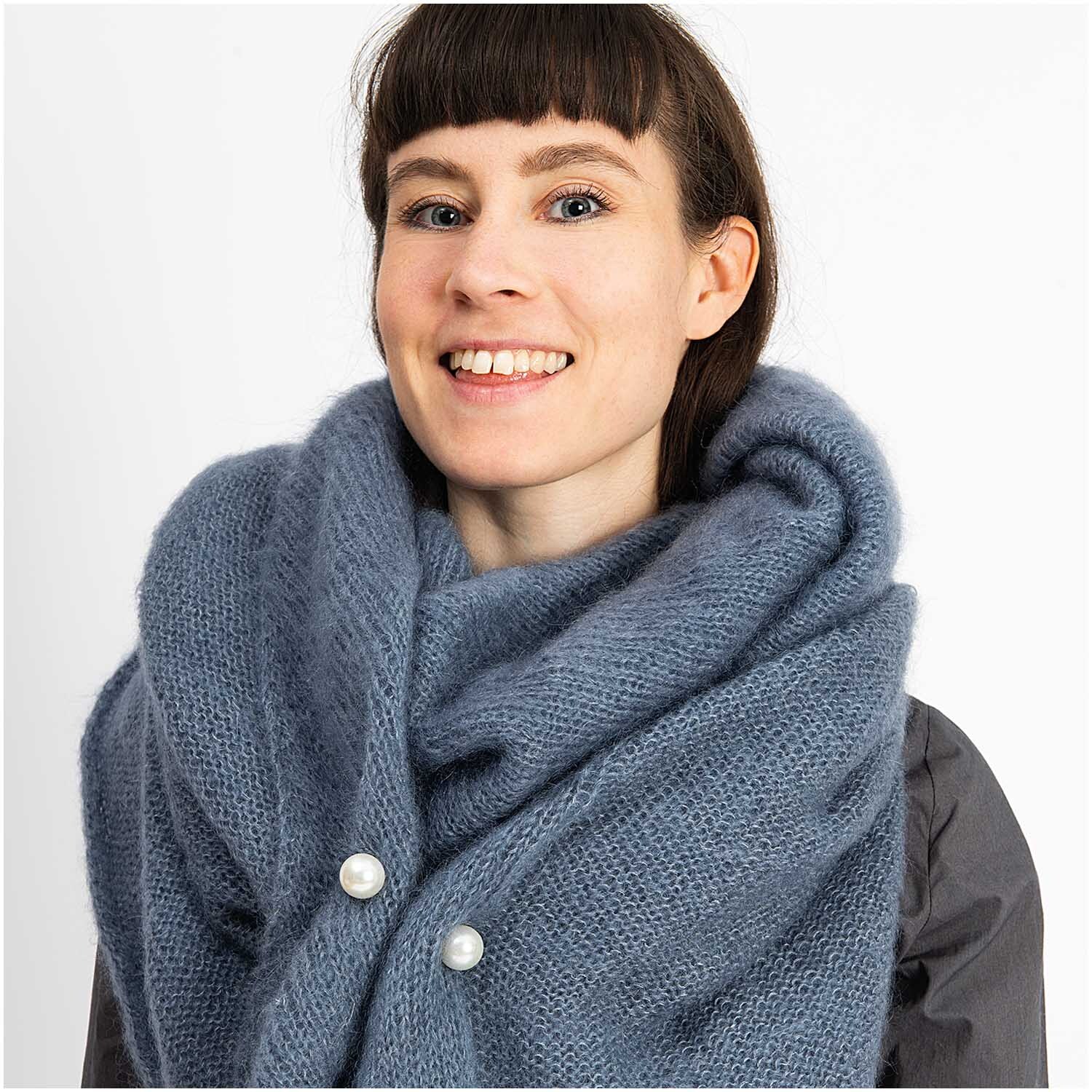 Zwei-Perlen-Pin 65mm 1 Stück Farbe Perlweiß von Rico Design Zwei-Perlen-Pin 65mm 1 Stück von Rico Design an einem blauen Schal getragen, mit perlweißen Details.