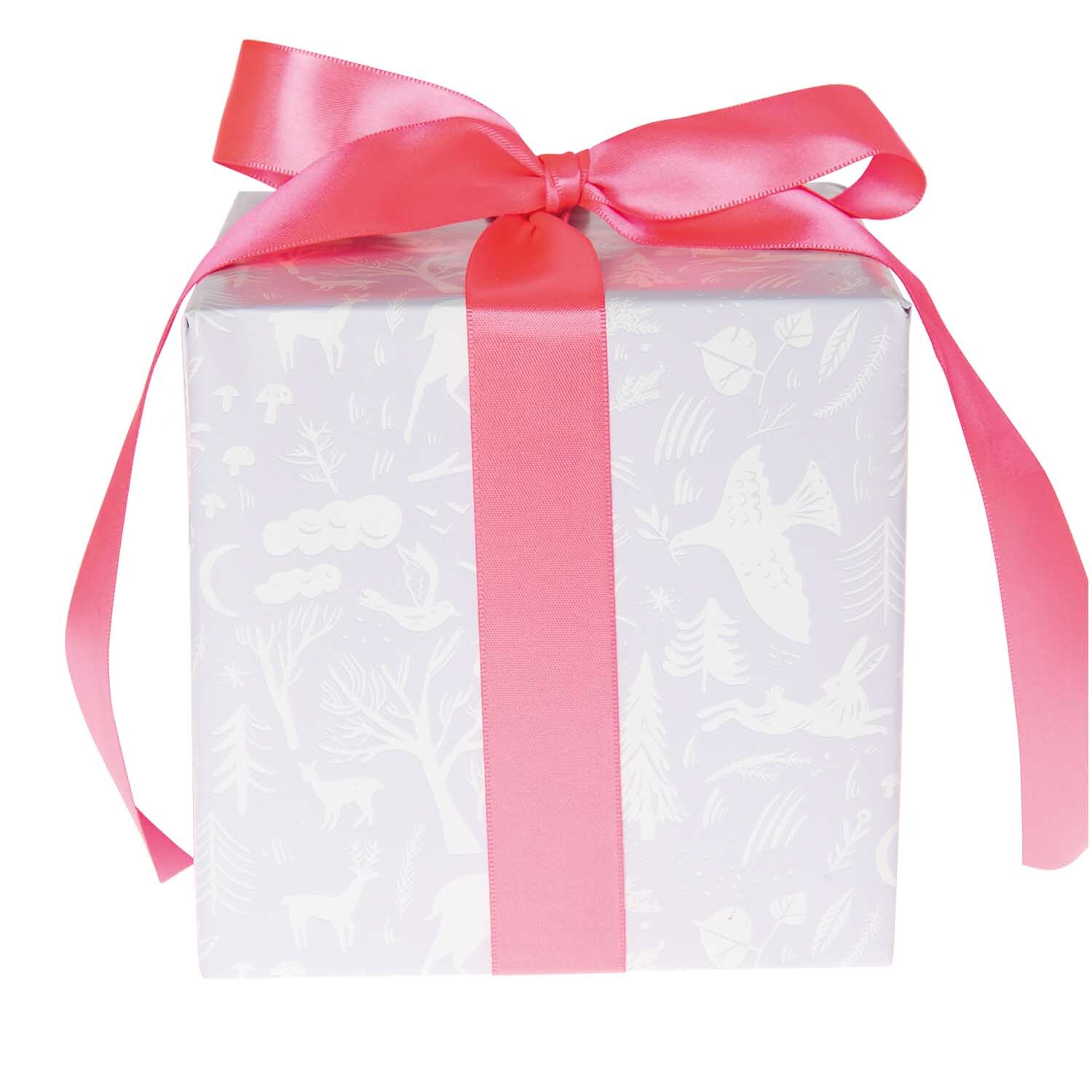 Paper Poetry Geschenkpapier Nostalgic Christmas Winterwald flieder 70cm 2m von Rico Design Paper Poetry Geschenkpapier Nostalgic Christmas Winterwald in Flieder mit rosa Schleife.