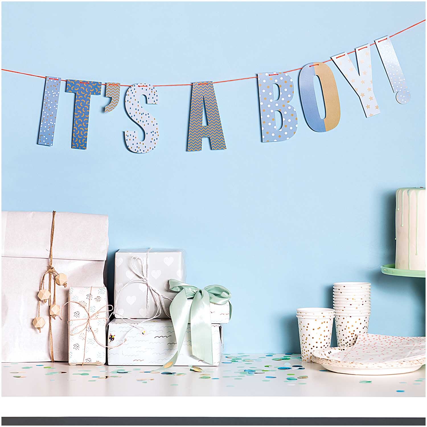Girlande It's a boy 3m von Rico Design Girlande "It's a boy" 3m von Rico Design über einem Tisch mit Geschenken und Partygeschirr.