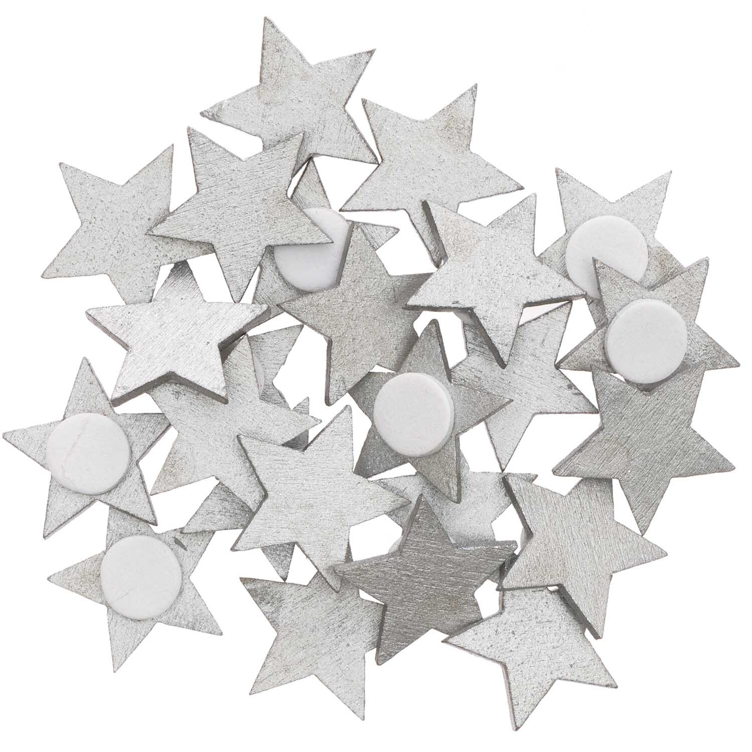 Holzsticker Sterne in Silber von Rico Design, 24 Stück, 20x19mm, auf schwarzem Hintergrund.