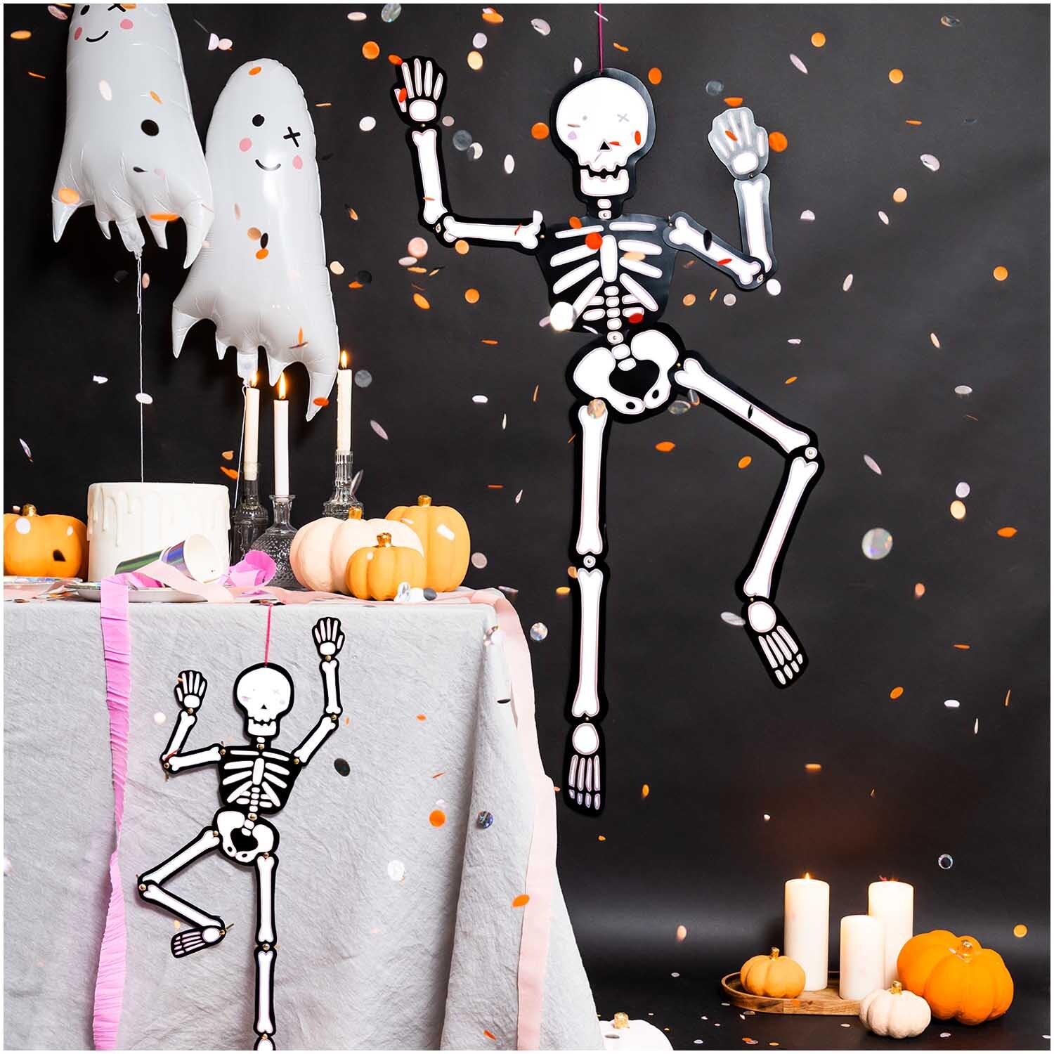 Paper Poetry Hänge-Skelett groß 32x140cm von Rico Design Paper Poetry Hänge-Skelett groß 32x140cm von Rico Design tanzt fröhlich inmitten von Halloween-Dekorationen mit Kürbissen und Geistern.