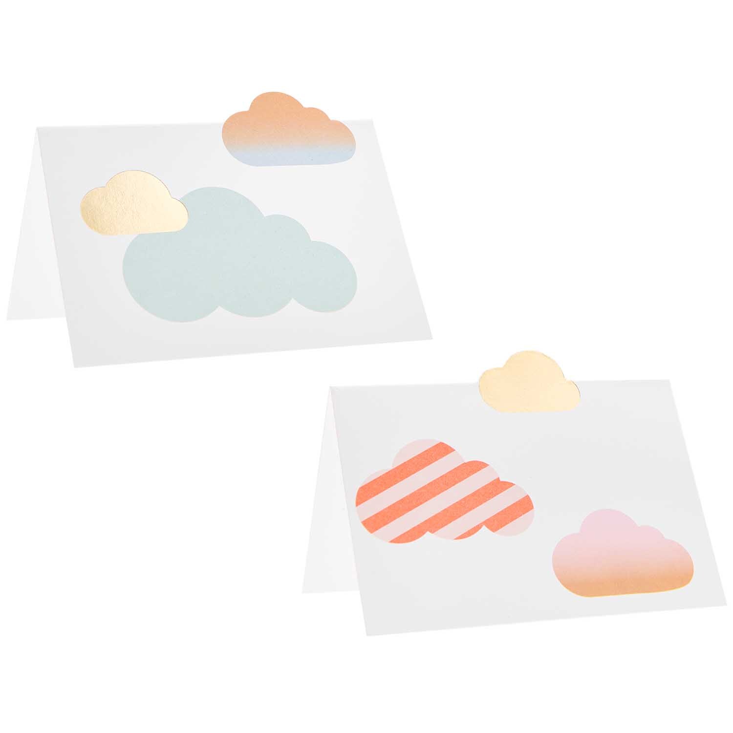 Paper Poetry Tischkarten mit Wolkenmotiv in Pastellfarben, ideal für kreative Tischdekorationen.