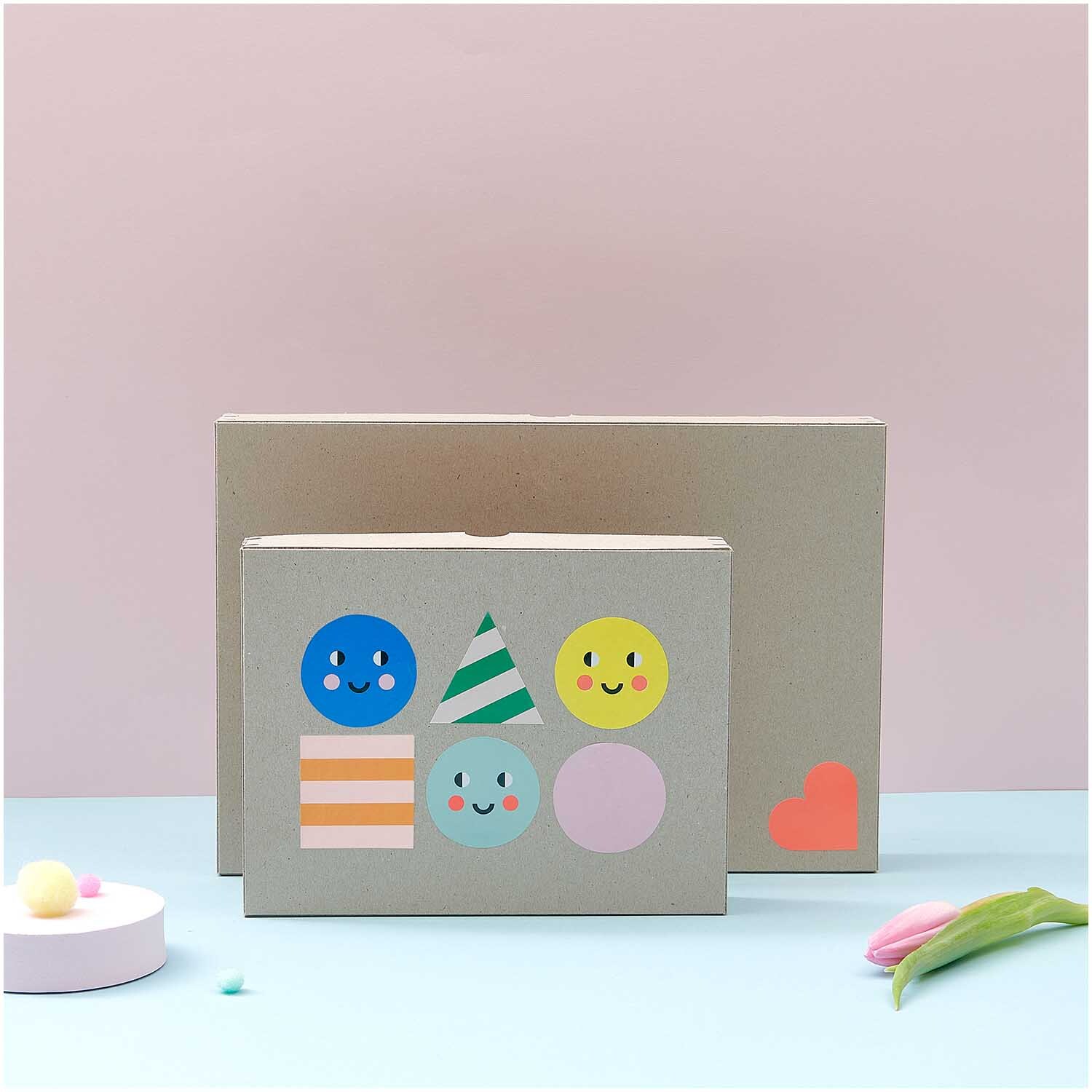 Paper Poetry Sticker Happy Birthday Formen 5,5cm 120 Stück auf der Rolle von Rico Design Paper Poetry Sticker Happy Birthday Formen auf grauer Box mit bunten, fröhlichen Motiven.