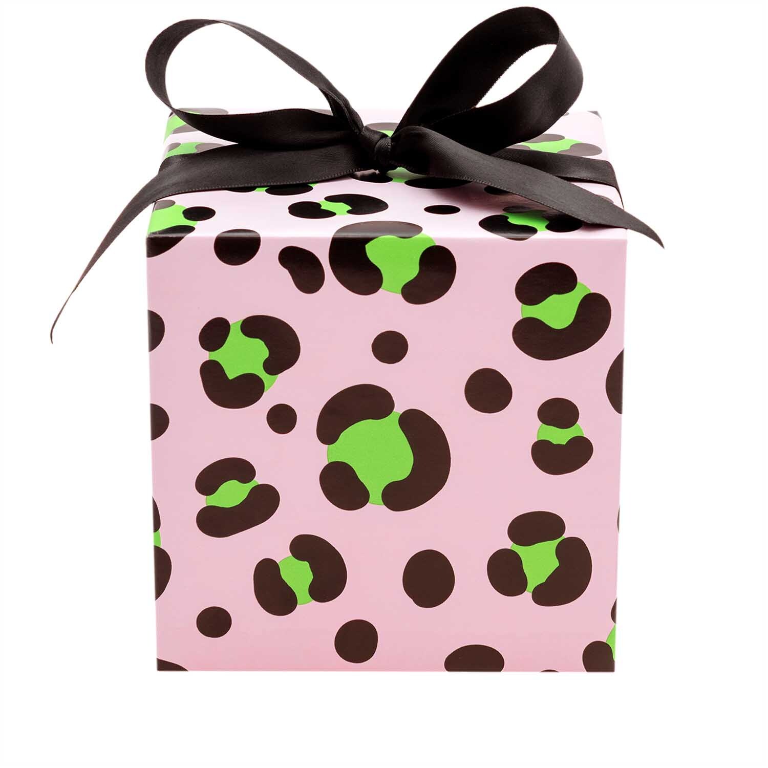 Paper Poetry Geschenkpapier Acid Leo rosa 70cm 3m 70g/m² von Rico Design Paper Poetry Geschenkpapier mit Leopardenmuster in Rosa, verpackt mit schwarzer Schleife. Ideal für stilvolle Geschenke.