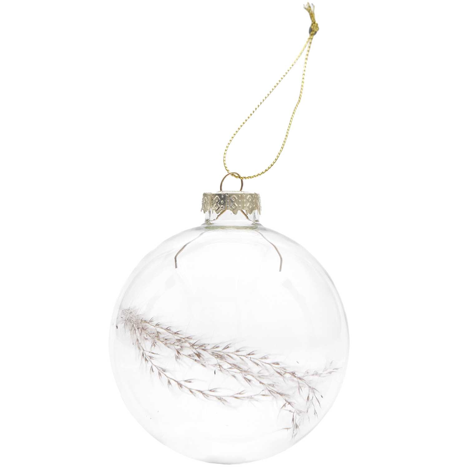 Glaskugel Baumschmuck mit Trockengräsern, 8cm, von Rico Design. Transparente Kugel mit goldener Aufhängung und dekorativen Gräsern im Inneren.