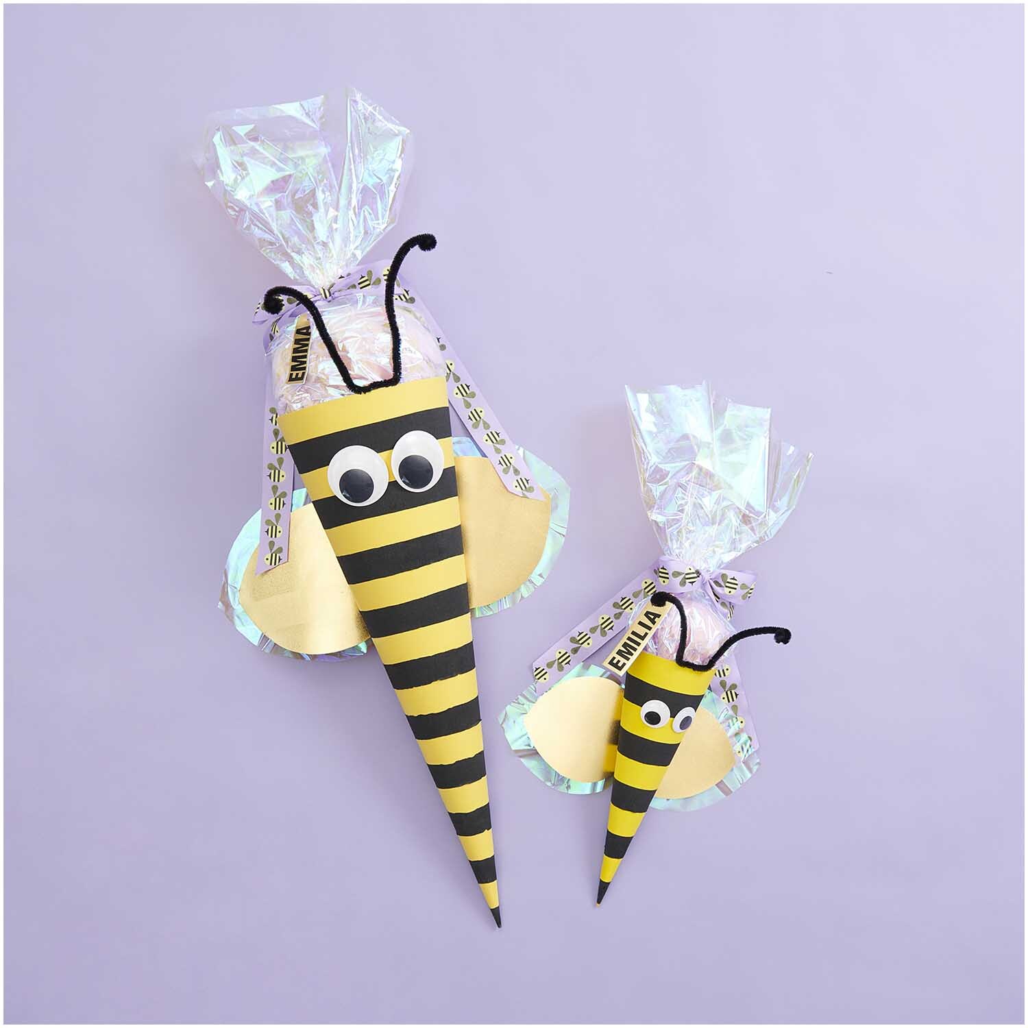 Paper Poetry Schultüte Rohling 70cm Farbe Gelb von Rico Design Paper Poetry Schultüte Rohling in Bienenform mit Streifenmuster, 70 cm, von Rico Design.