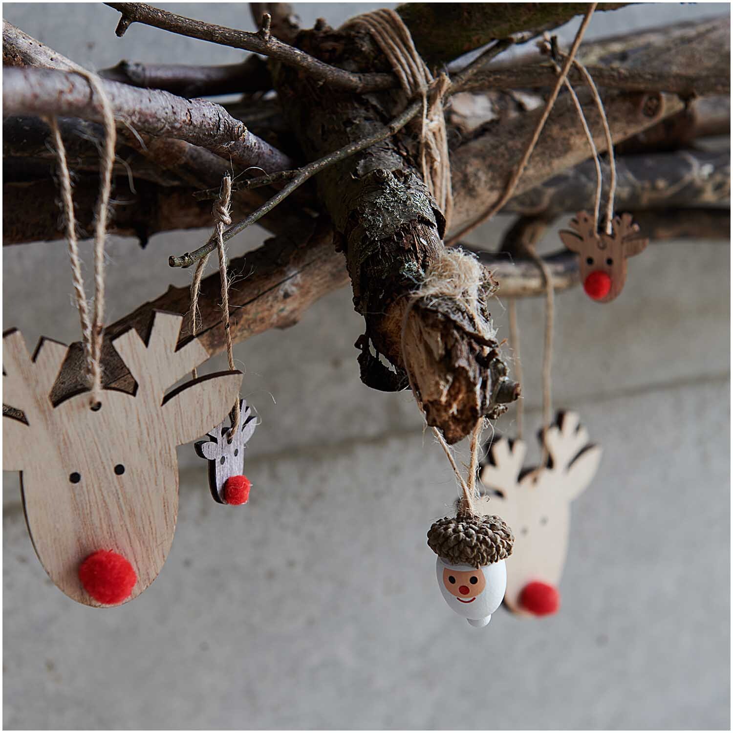 Holzhänger Schneemann weiß-braun 20x25mm 6 Stück von Rico Design Holzhänger Schneemann weiß-braun 20x25mm 6 Stück: Dekorative Anhänger aus Holz in Naturtönen, ideal für festliche Dekorationen.