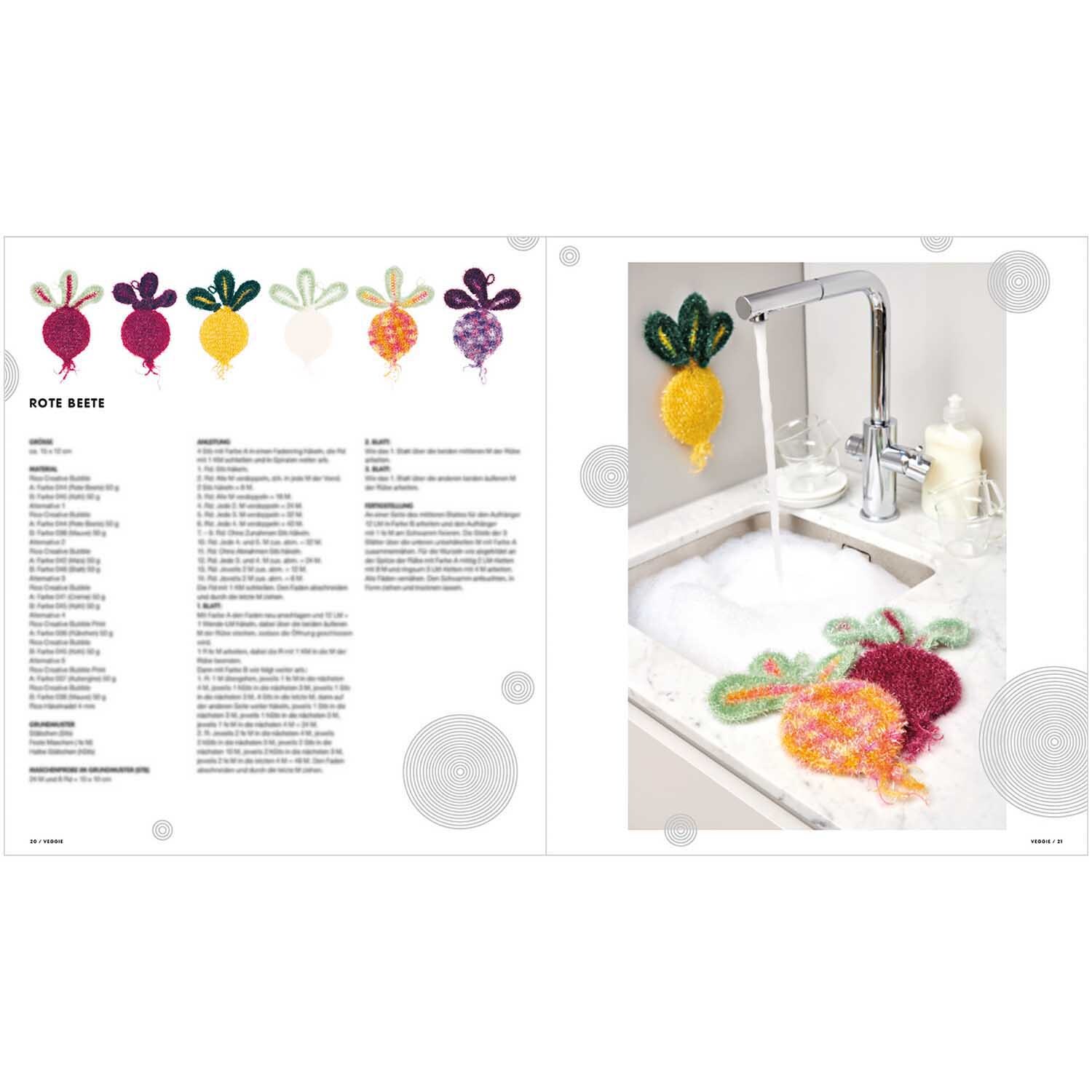Creative Bubble - Veggie: Bunte Spülschwämme in Gemüseform neben einem Wasserhahn in einer modernen Küche.