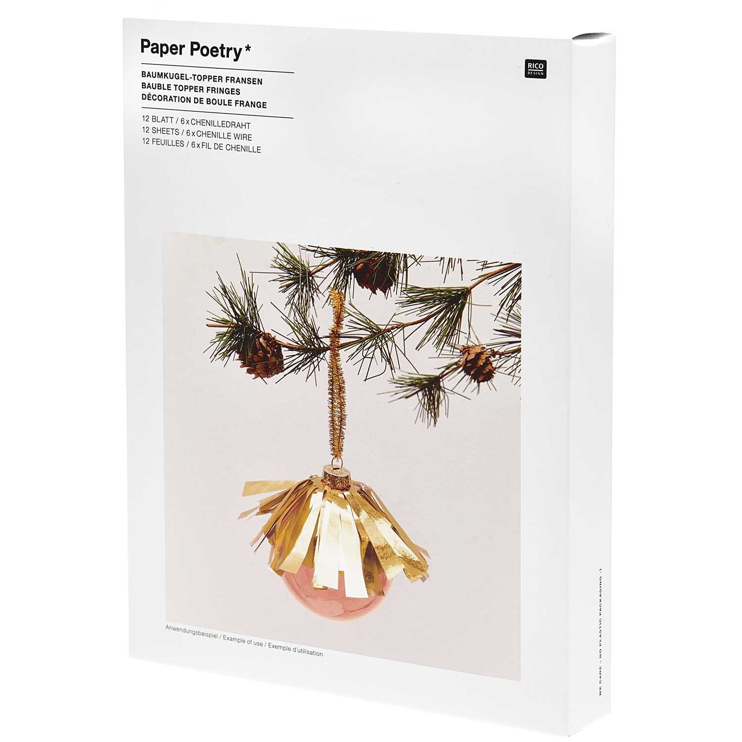 Paper Poetry Christbaumkugel-Topper mit goldenen Fransen, dekorativ an einem Tannenzweig hängend. Ideal für festliche Dekorationen.