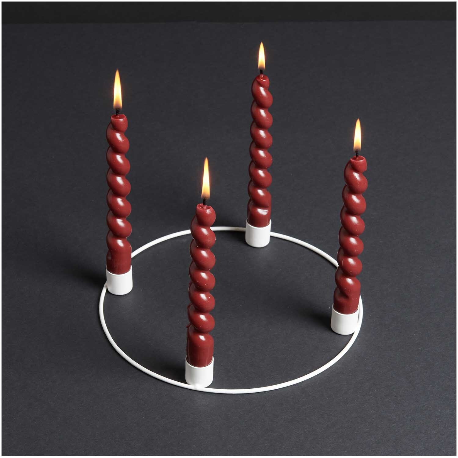 Metallring Adventskranz Ø 25cm Farbe Off White Matt von Rico Design Metallring Adventskranz Ø 25cm mit vier brennenden, gedrehten Kerzen auf schwarzem Hintergrund.