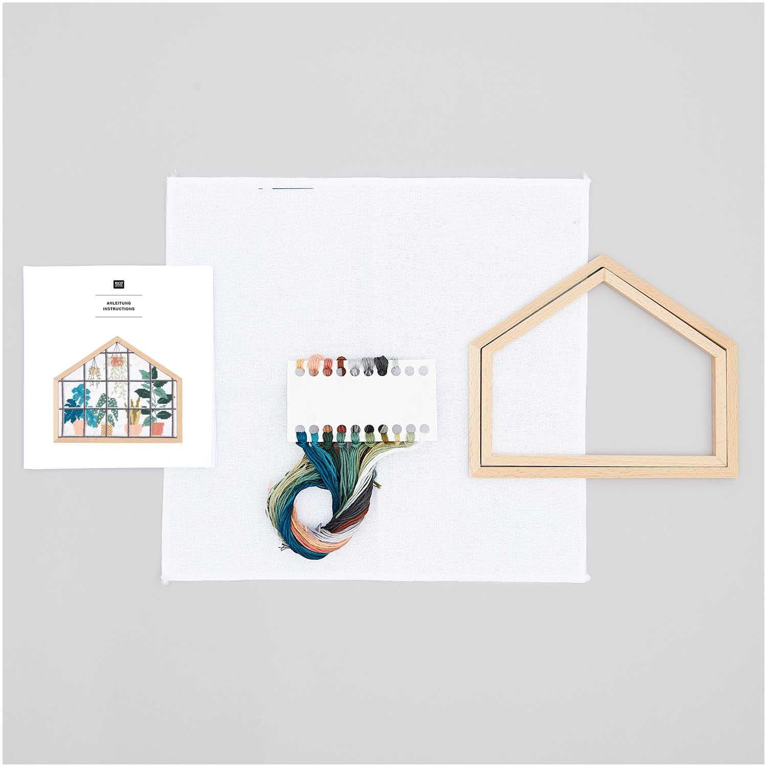 Paquet à broder Urban Jungle petit 20x16cm from Rico Design Stickpackung Urban Jungle klein: Set mit Holzrahmen, Stickgarn und Anleitung von Rico Design auf weißem Hintergrund.