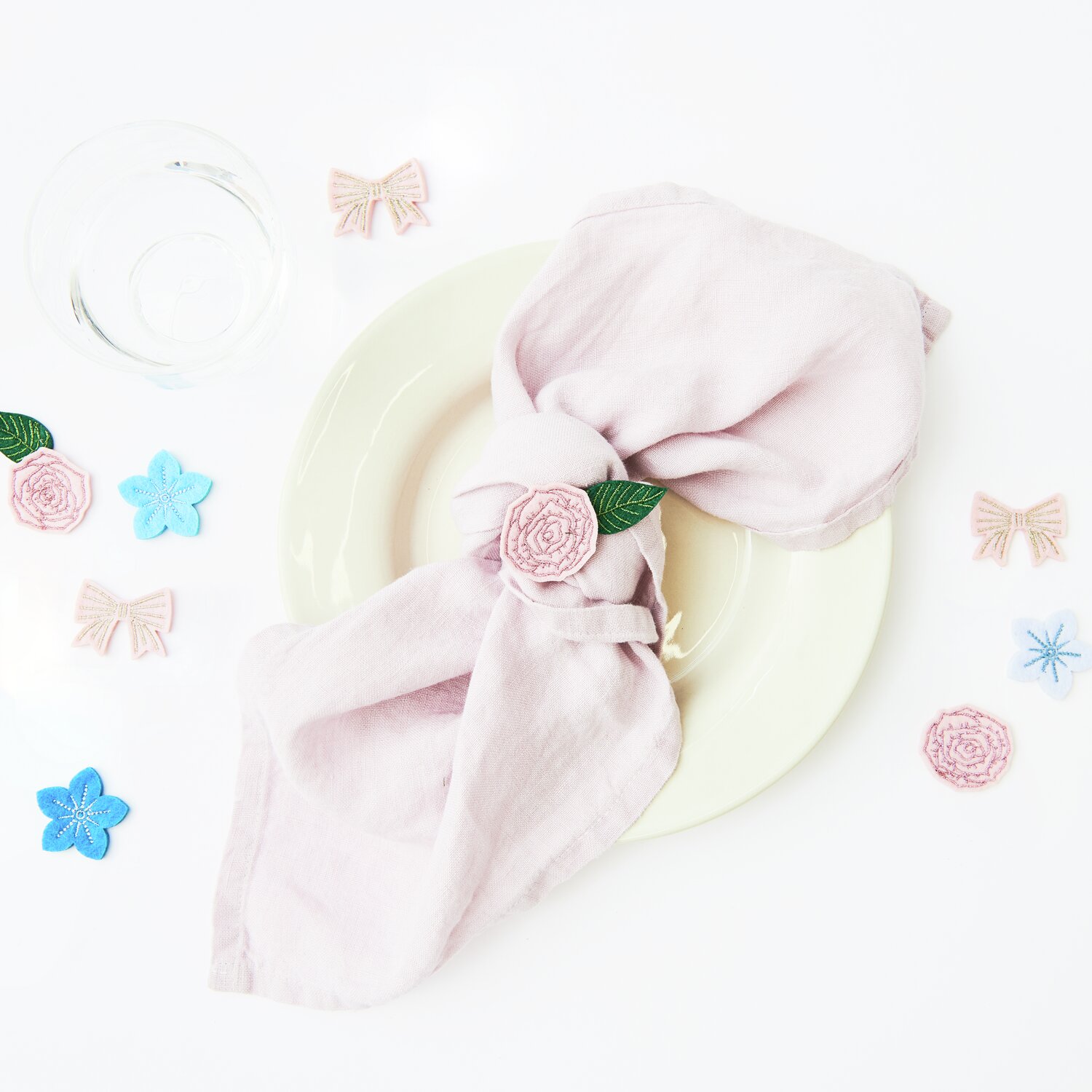 Filzstreu Vergiss-mein-nicht Blau 8 Stück von Rico Design Filzstreu Vergiss-mein-nicht Blau von Rico Design: Dekoratives Filzset mit blauen Blumen und rosa Schleifen auf weißem Hintergrund.