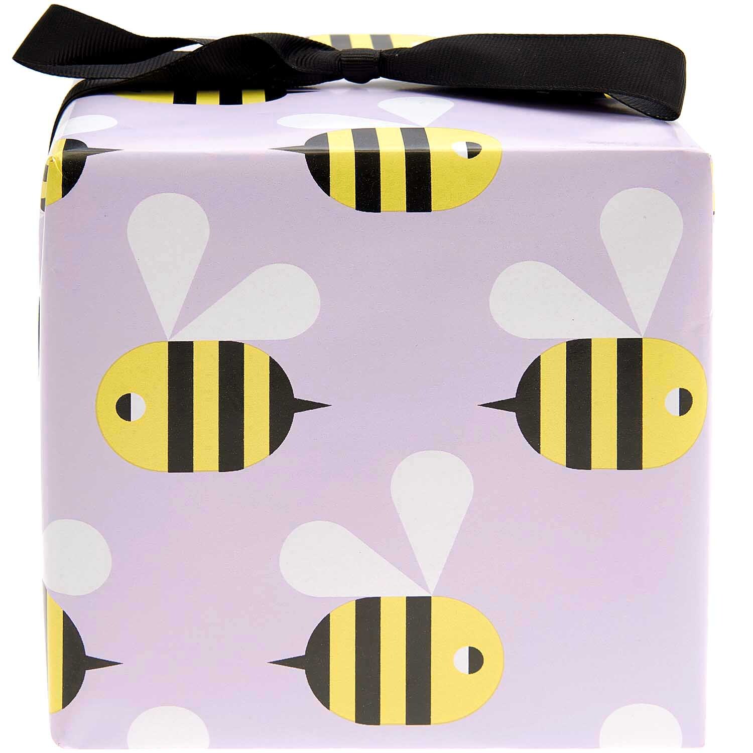 Paper Poetry Geschenkpapier Bienen 200x70cm 80g/m² von Rico Design Paper Poetry Geschenkpapier mit Bienenmotiv auf lila Hintergrund, 200x70cm, 80g/m².