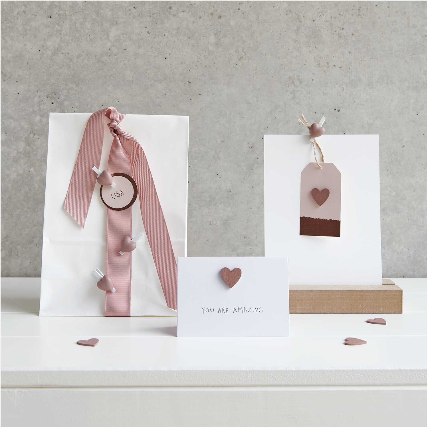 Holzstreu Herz 48 Stück Farbe Roségold von Rico Design Holzstreu Herz 48 Stück: Dekorative roségoldene Herzen von Rico Design auf Geschenktüten und Karten.