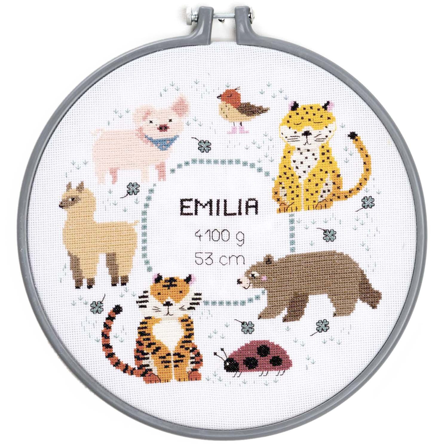 Stickpackung Geburtsbild Tiere zeigt niedliche Tiermotive wie Tiger, Bär und Vögel in einem Stickrahmen. Ideal für Kinderzimmer.