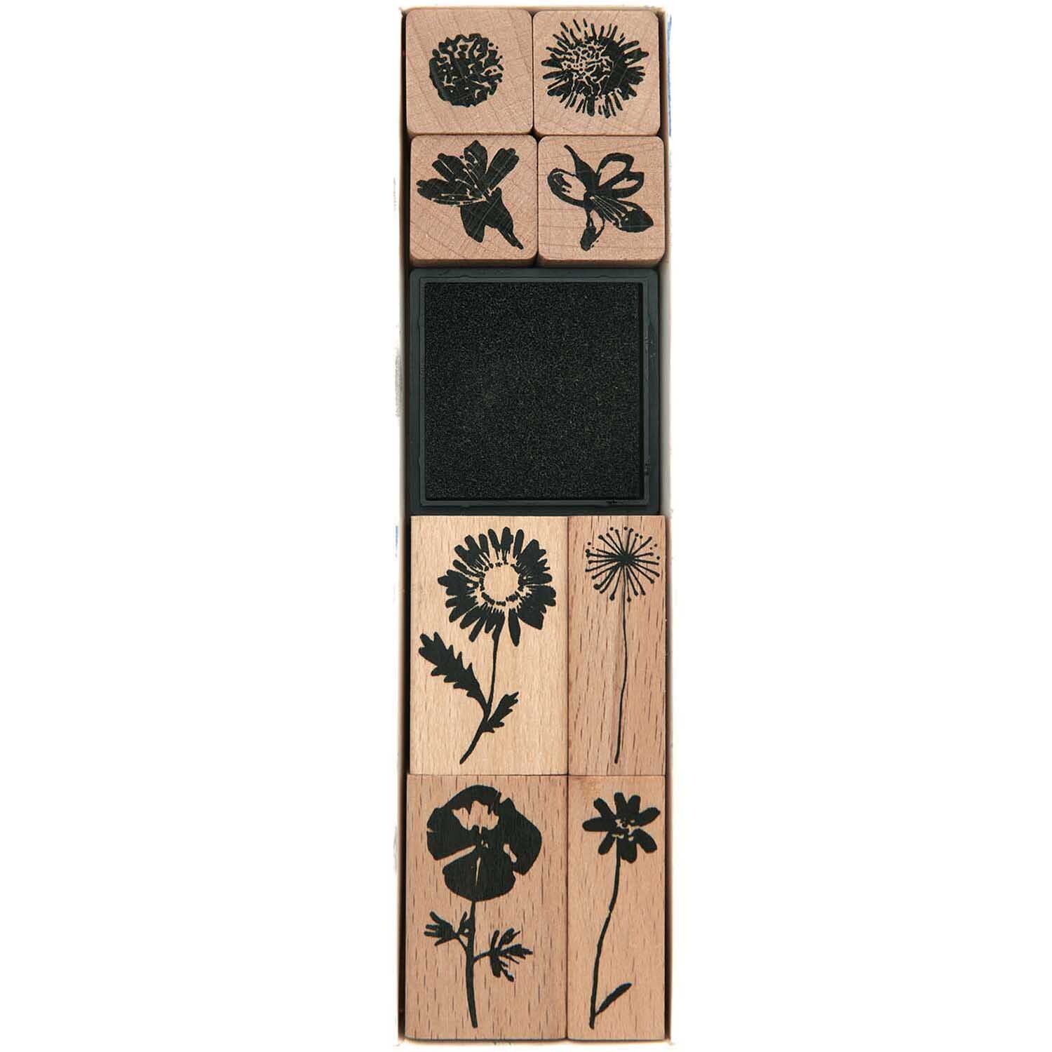 Paper Poetry Stempelset Wildblumen mit neun Holzstempeln, die verschiedene Blumenmotive zeigen. Ideal für kreative Bastelprojekte.