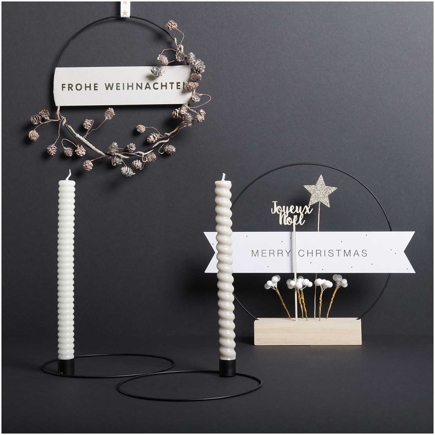 Kiefergirlande 1m von Rico Design in einem eleganten Arrangement mit Kerzen und festlichen Dekorationen.