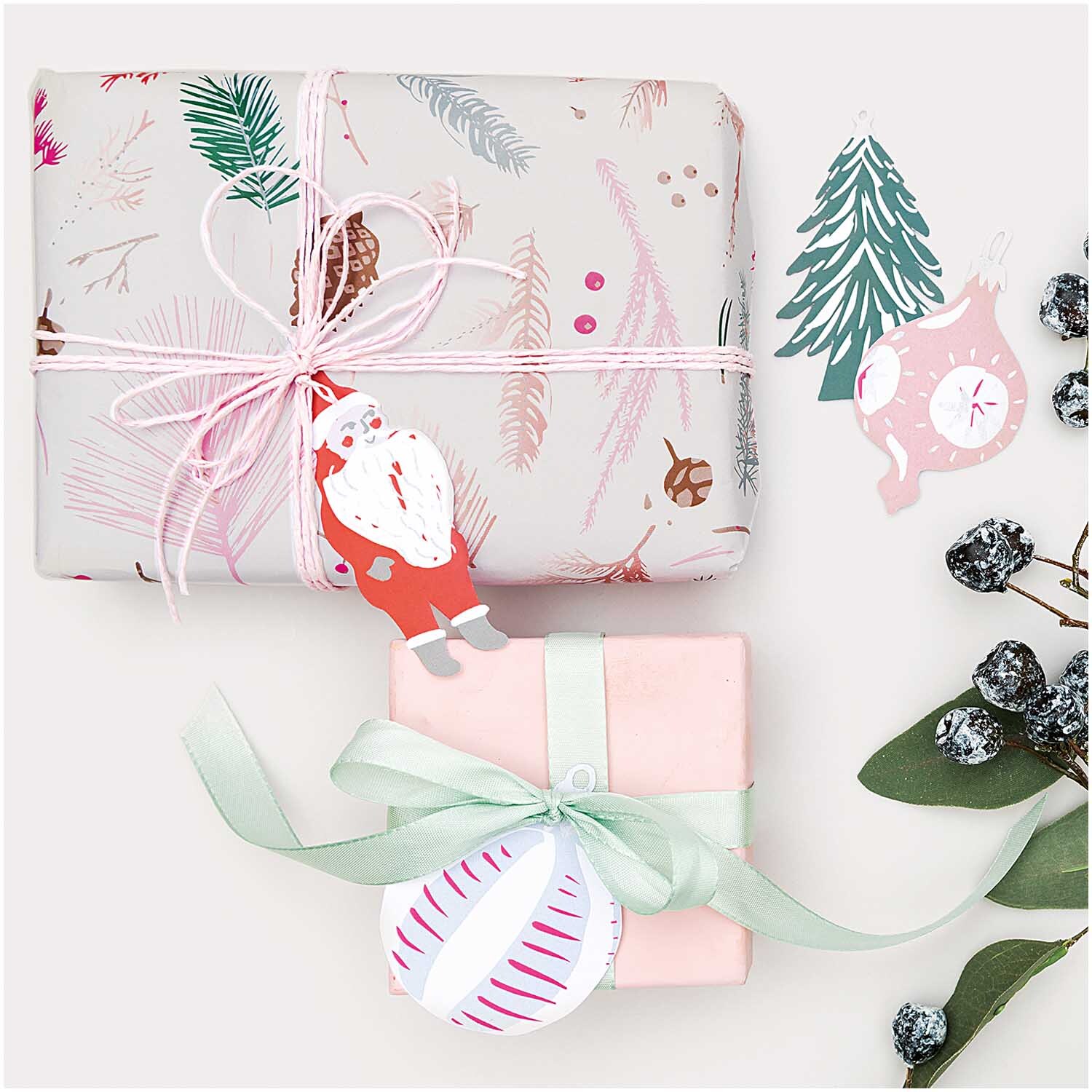 Paper Poetry Papieranhänger Nostalgic Christmas, dekoriert auf Geschenken mit pastellfarbenen Bändern und weihnachtlichen Motiven.