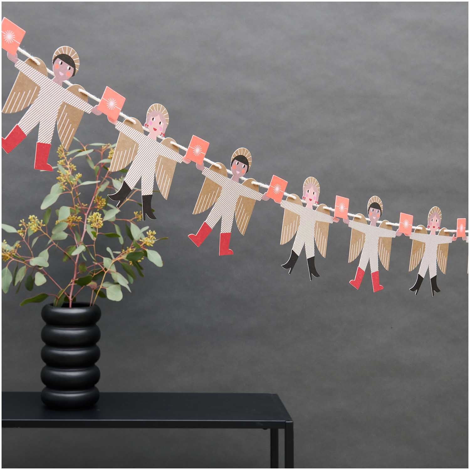 Paper Poetry Girlande Engel 3m von Rico Design Paper Poetry Girlande Engel 3m von Rico Design zeigt Engel mit roten Stiefeln, ideal für festliche Dekorationen.