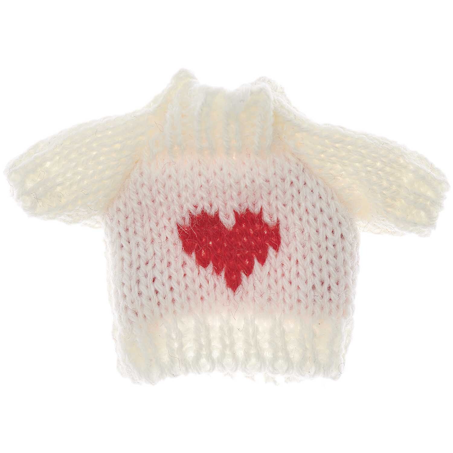 Miniatur Strickpullover Herz weiß-rot von Rico Design zeigt ein rotes Herzmotiv auf weißem Hintergrund.