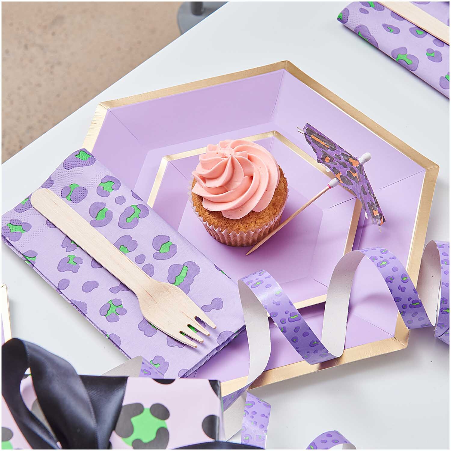 Servietten Acid Leo flieder-grün 33x33cm 20 Stück von Rico Design Servietten Acid Leo in flieder-grün von Rico Design, dekoriert mit einem Cupcake und Partyzubehör.