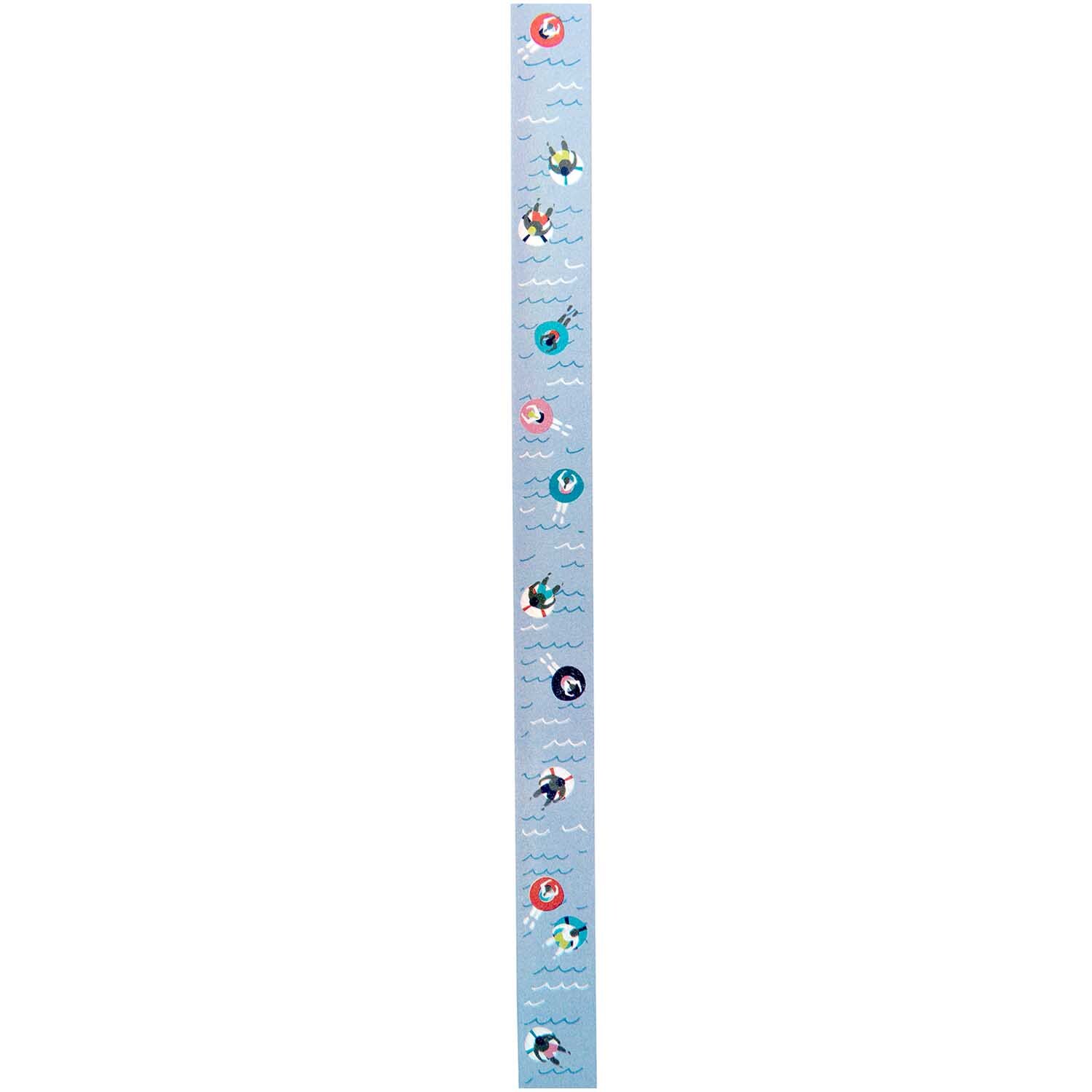 Paper Poetry Tape Pool 1,5cm 10m von Rico Design Paper Poetry Tape Pool 1,5cm 10m mit bunten Pinguin-Motiven auf blauem Hintergrund von Rico Design.