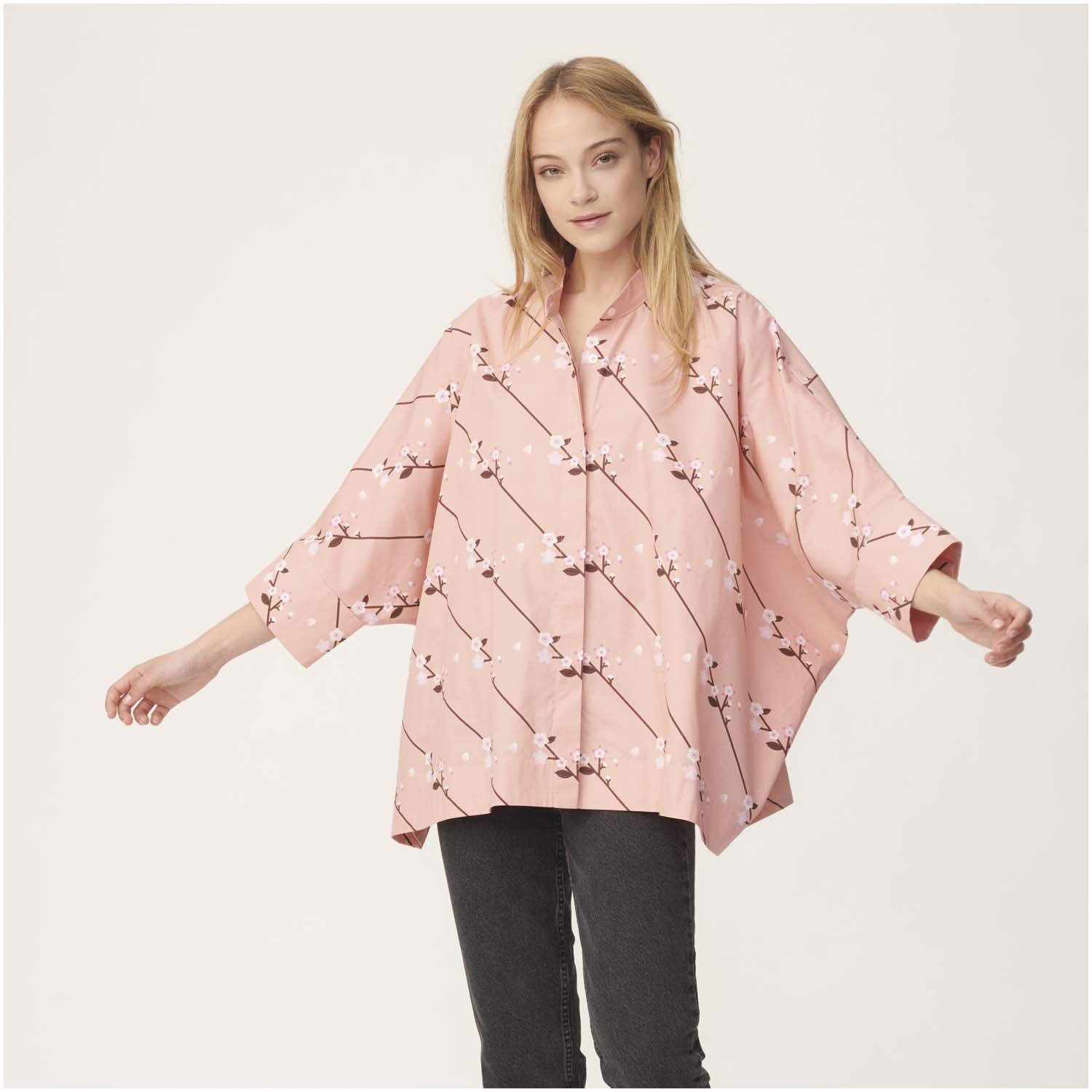 Meterware Baumwoll-Popelin pfirsich Sakura Zweige von Rico Design Meterware Baumwoll-Popelin pfirsich Sakura Zweige: Frau trägt weite Bluse mit zartem Zweigmuster.