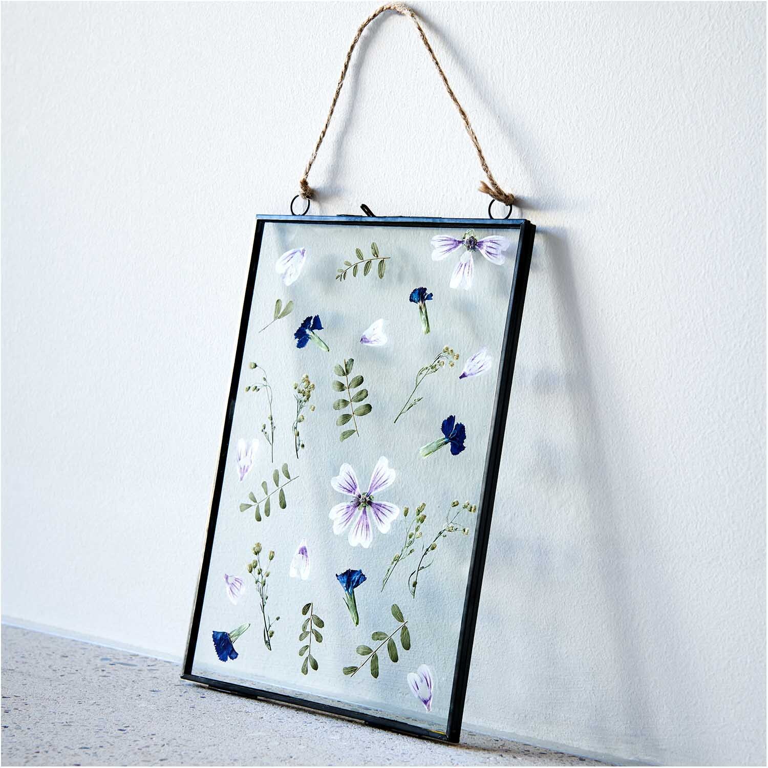 Metallrahmen zum Hängen mit doppelter Glasscheibe schwarz 16x22cm von Rico Design Metallrahmen zum Hängen mit doppelter Glasscheibe zeigt gepresste Blumen und Blätter. Ideal für stilvolle Wanddekoration.