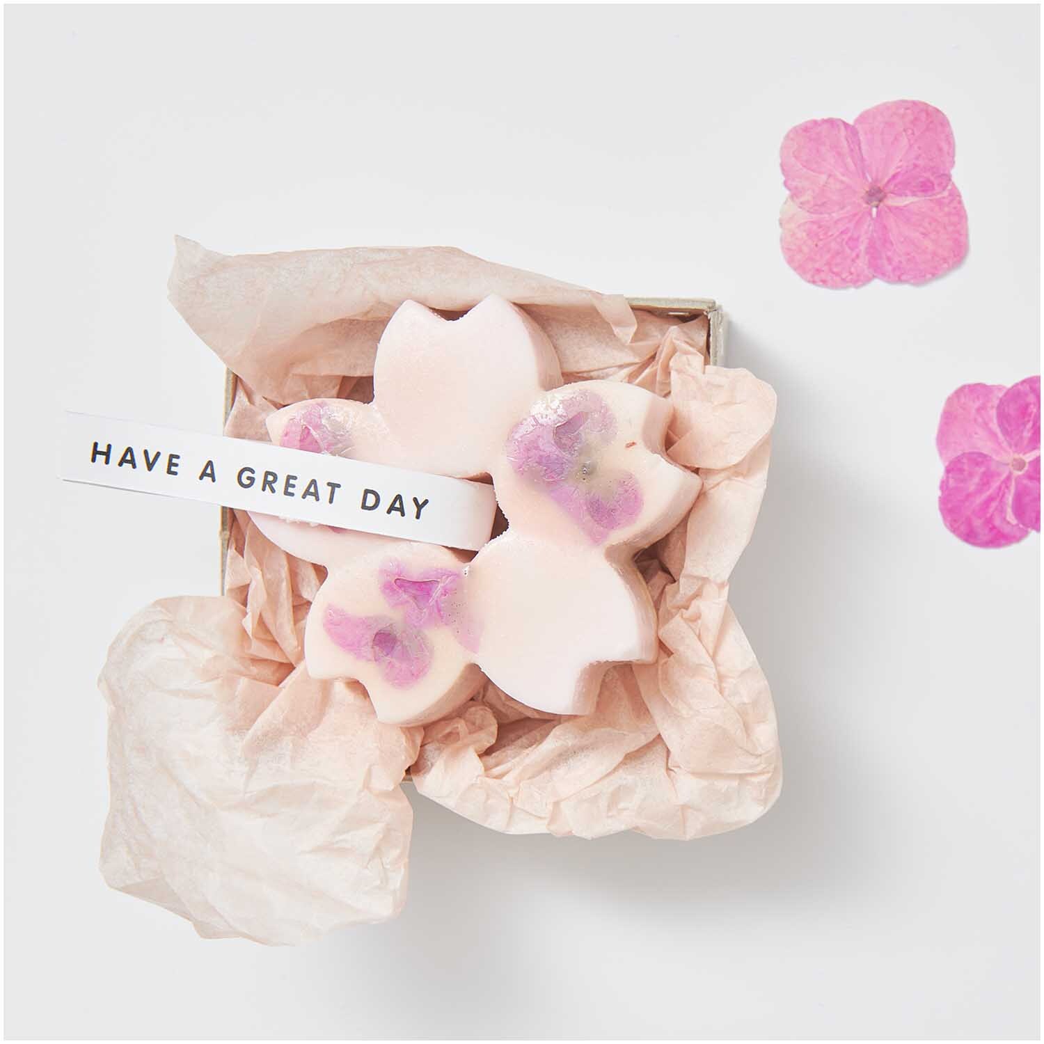 Gepresste Blüten Hortensie pink 9 Stück von Rico Design Gepresste Blüten Hortensie pink 9 Stück in einer Geschenkbox mit zartem Papier und Grußkarte.