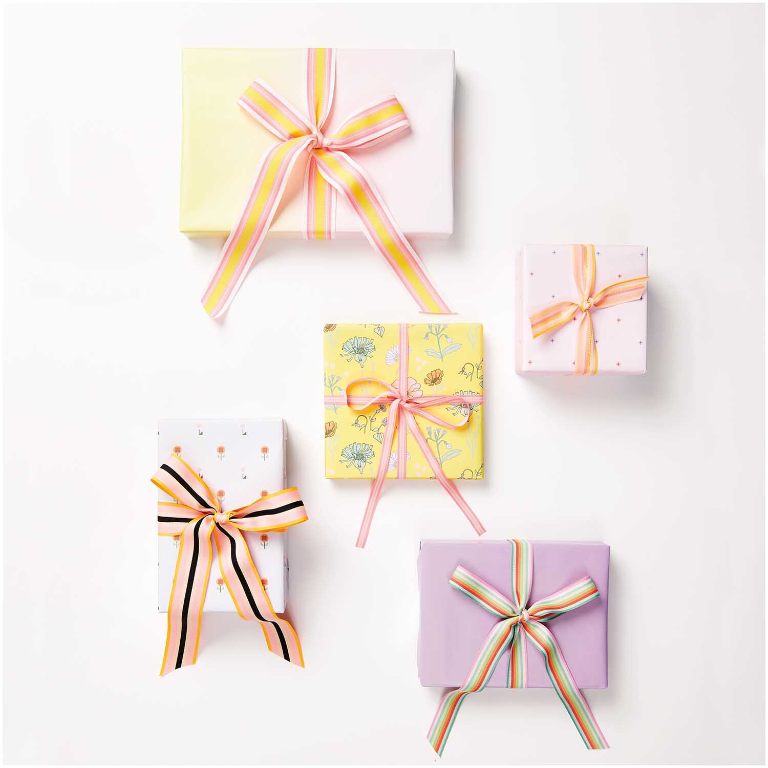 Webband Multi Streifen Neon/Glitter Bunt 20mmx3m von Rico Design Webband Multi Streifen verziert Geschenke mit bunten Neon- und Glitterstreifen. Perfekt für kreative Verpackungen.