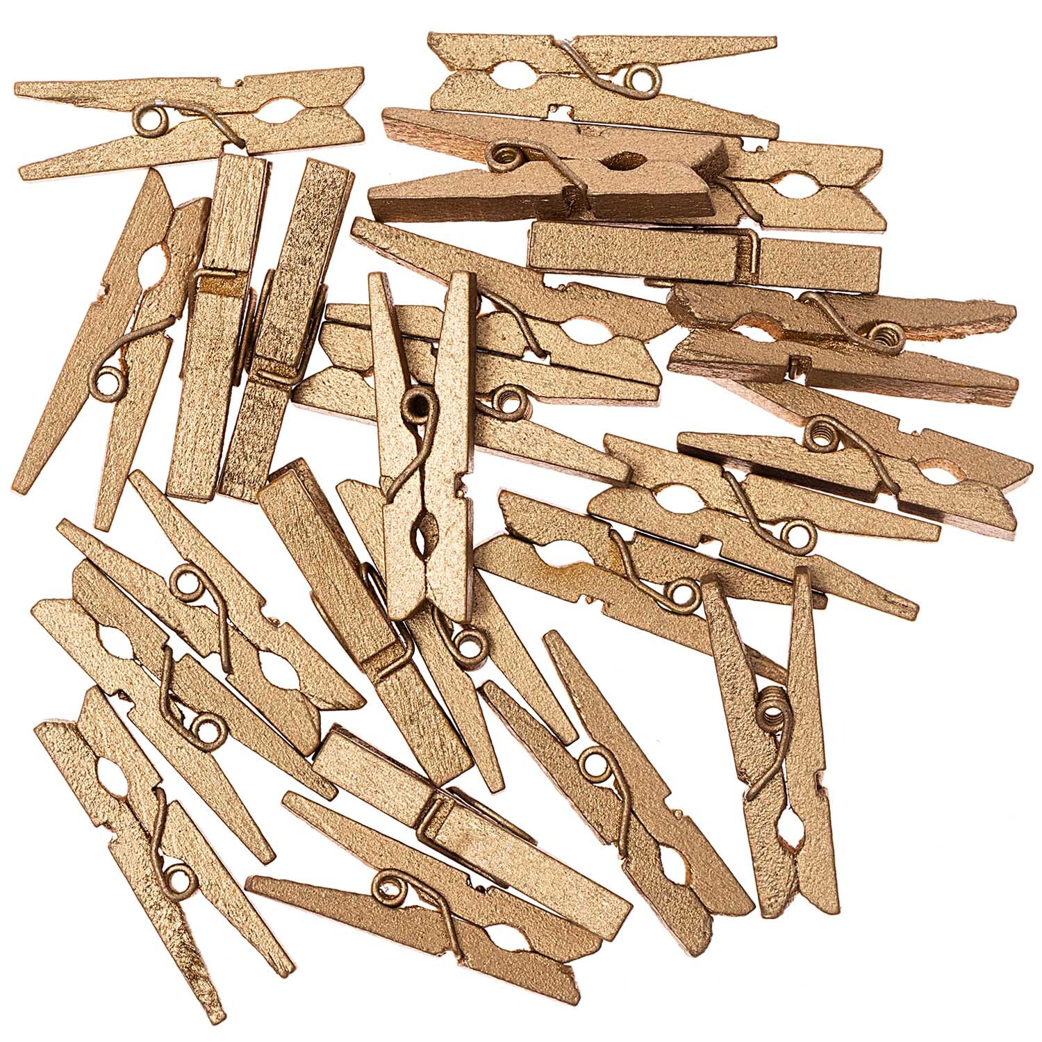 Holzklammern 3cm 24 Stück Farbe gold von Rico Design Holzklammern 3cm 24 Stück in Gold von Rico Design, verstreut auf weißem Hintergrund. Ideal für Bastelprojekte.