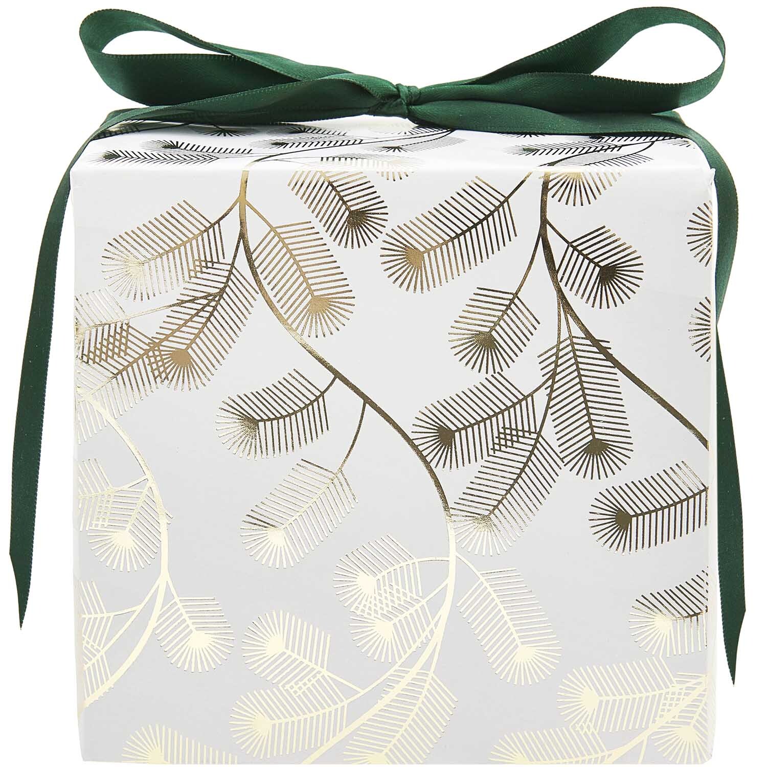 Paper Poetry Papier cadeau branches de sapin 200x70cm 80g/m2 Couleur Blanc from Rico Design Paper Poetry Geschenkpapier mit goldenen Tannenzweigen auf weißem Hintergrund, dekoriert mit grünem Band. Ideal für festliche Anlässe.