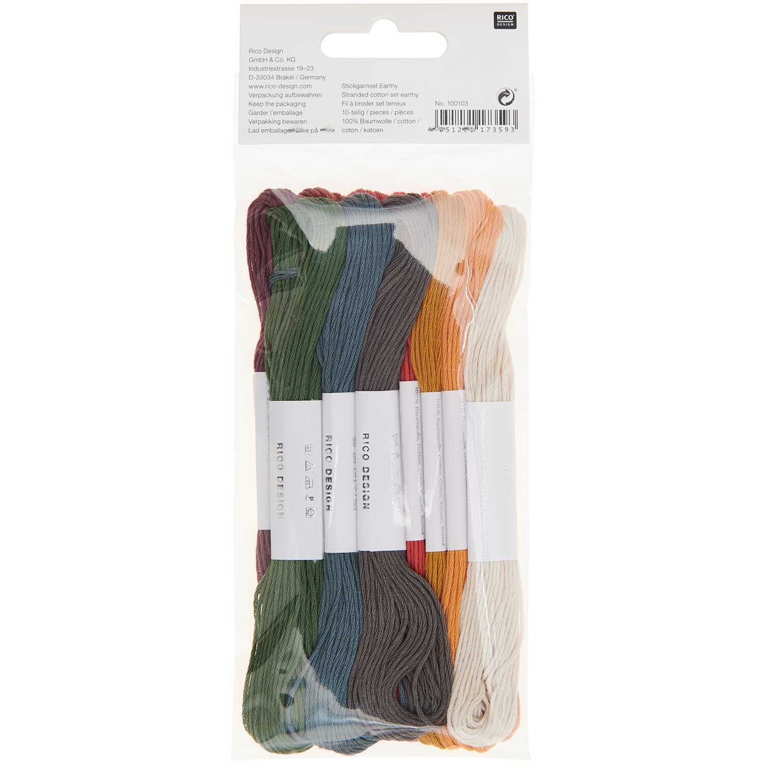 Set de fils à broder Earthy 10 pièces 10-teilig from Rico Design Stickgarn Set Earthy, 10-teilig von Rico Design, zeigt bunte Fäden in Erdtönen in einer Verpackung.