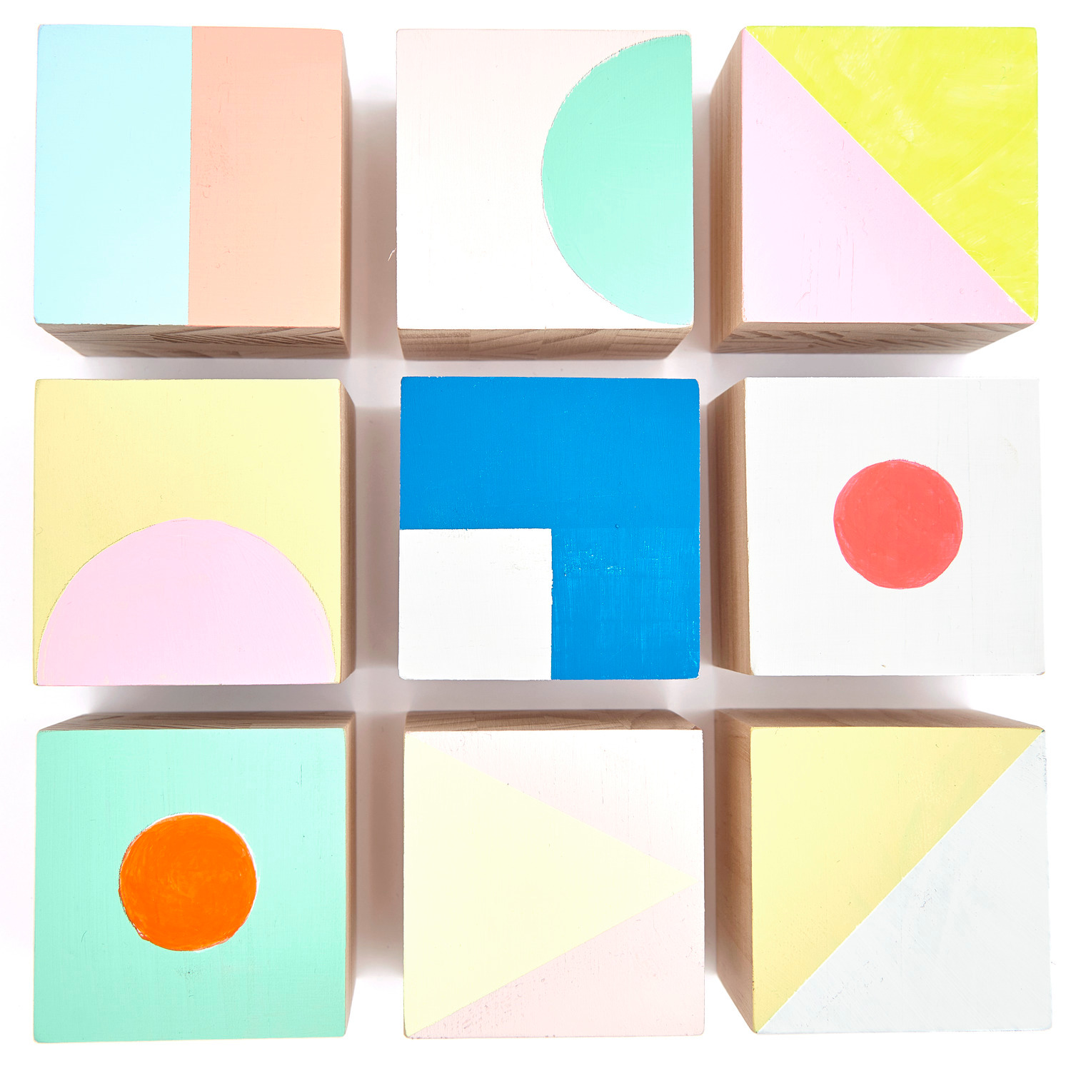 Holzwürfel 6x6x6cm 4 Stück von Rico Design Holzwürfel mit geometrischen Mustern in Pastellfarben, 6x6x6cm, 4 Stück von Rico Design.