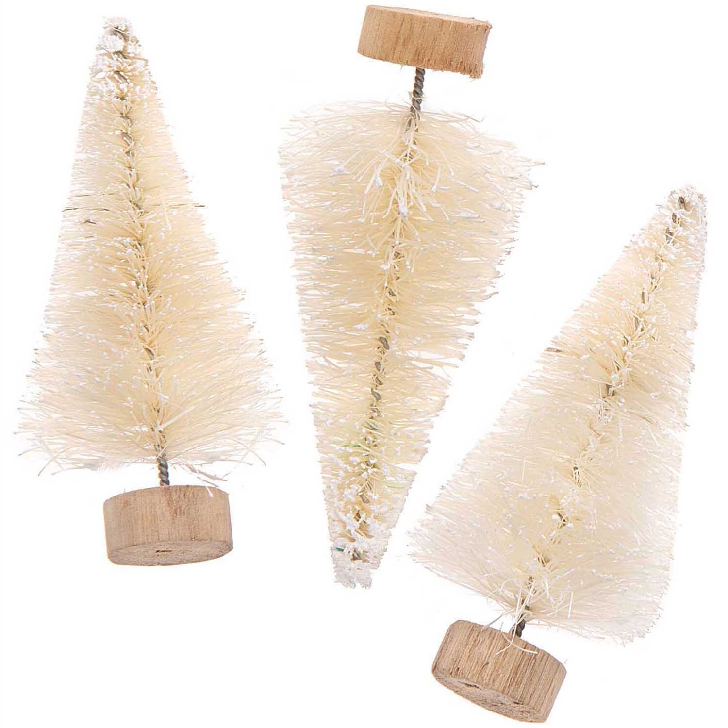 Tannen mit Schnee 7cm 3 Stück von Rico Design: Drei weiße Miniatur-Tannenbäume mit Holzsockel.