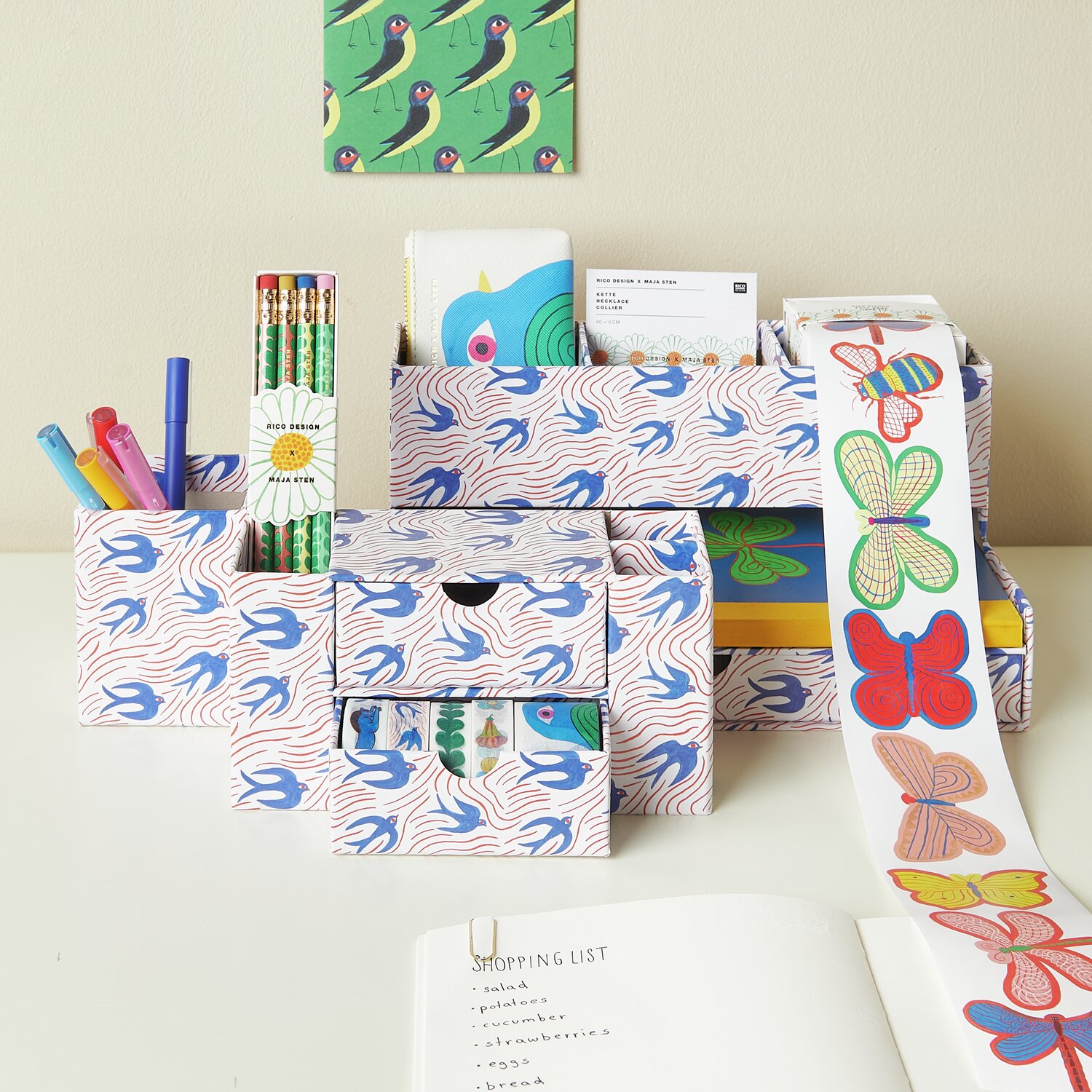 Office Box Midsommar Magic Schwalben 26x12,9x14,9cm von Rico Design Office Box Midsommar Magic Schwalben: Bunte Schreibtisch-Organizer mit Schwalbenmuster, ideal für kreative Ordnung. Maße: 26x12,9x14,9cm.