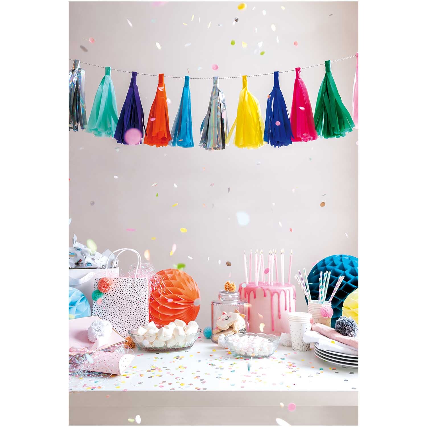 Quasten-Girlande 2m 12 Quasten Farbe Mehrfarbig von Rico Design Quasten-Girlande 2m 12 Quasten über einem festlich dekorierten Tisch mit bunten Partyartikeln.